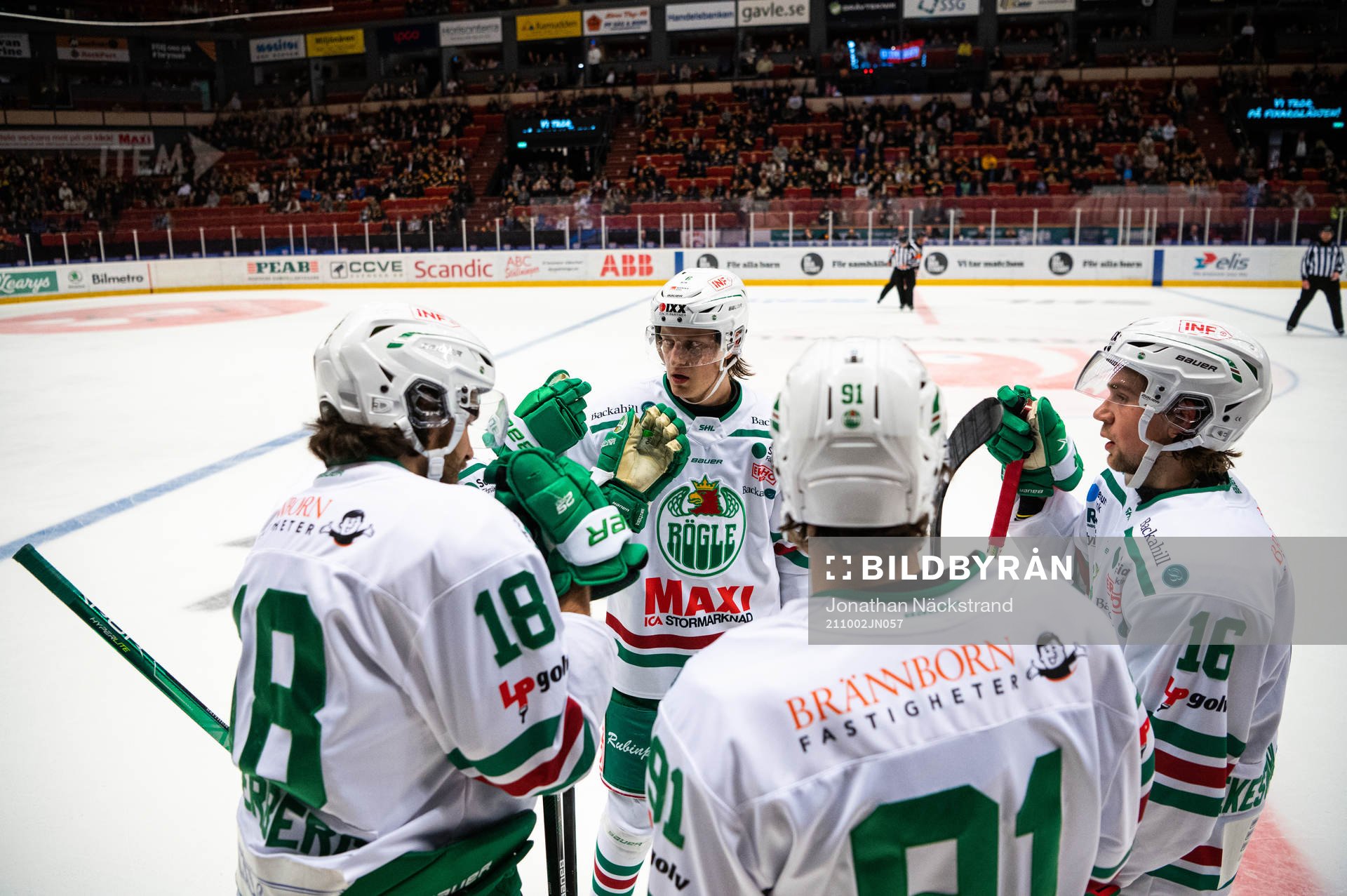 Rögles spelare samlas