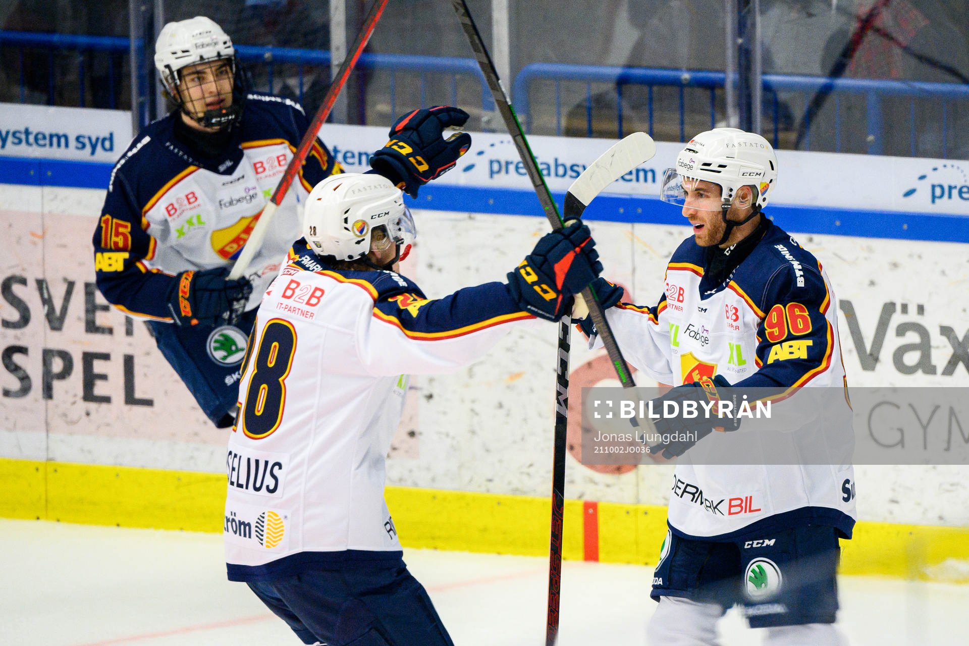 Djurgårdens  Oscar Bjerselius och Matthew Lorito jublar