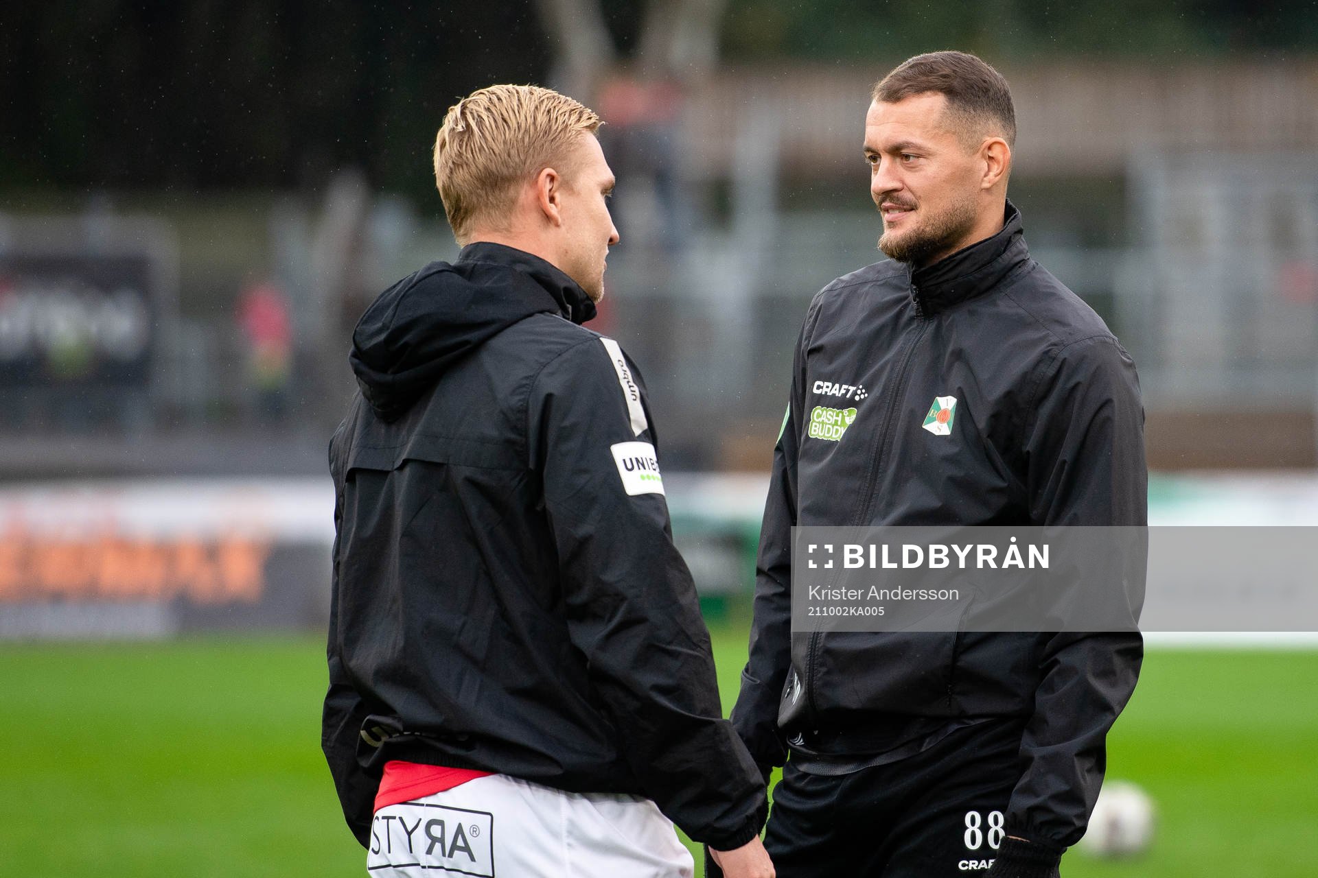 Degerfors Oliver Ekroth och Varbergs Albert Ejupi före