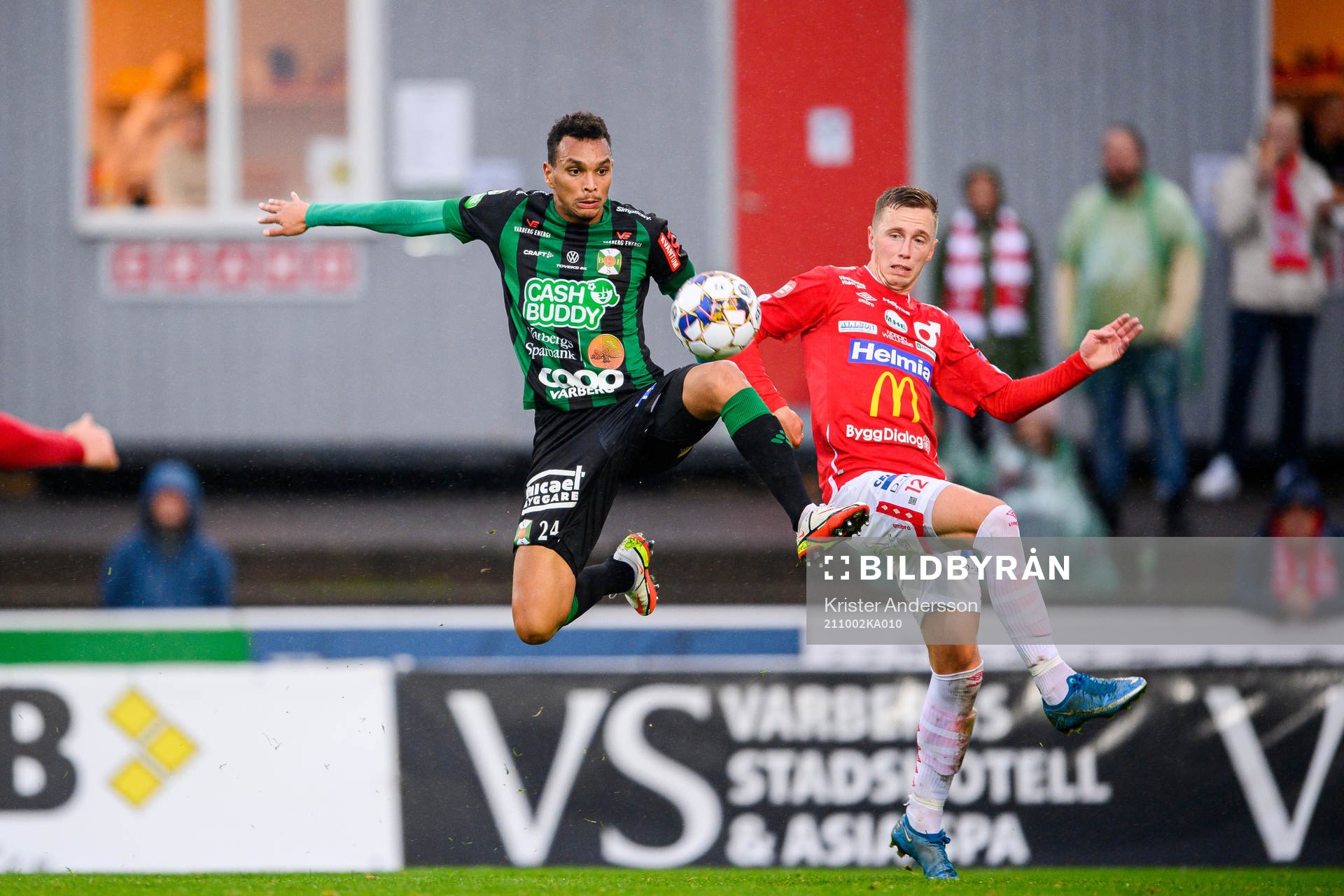 Varbergs Ryan Moon och Degerfors Erik Lindell under fotbollsmatchen i Allsvenskan mellan Varberg och Degerfors den 2 oktober 2021 i Varberg.