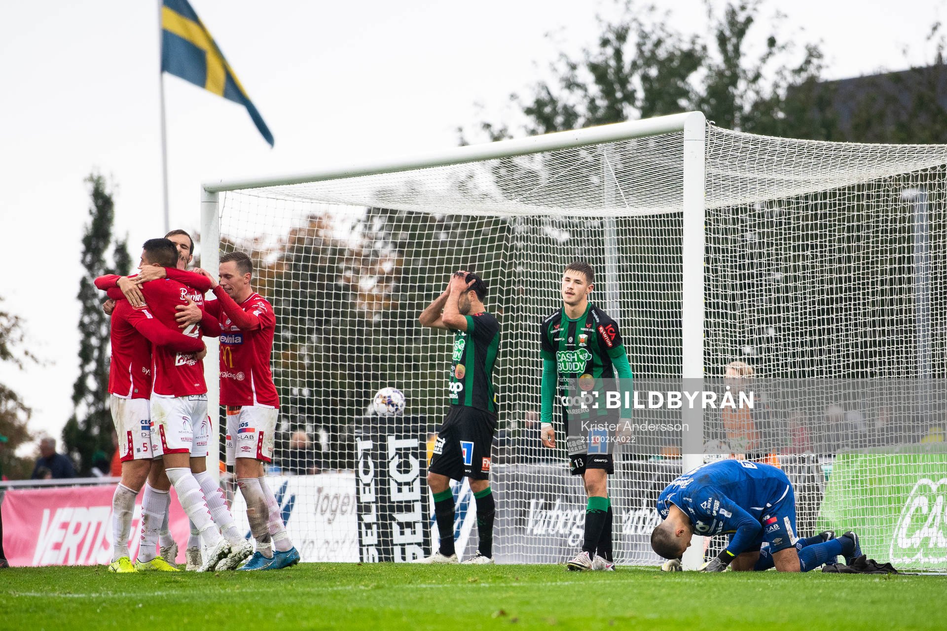 Degerfors spelare jublar och Varbergs spelare deppar