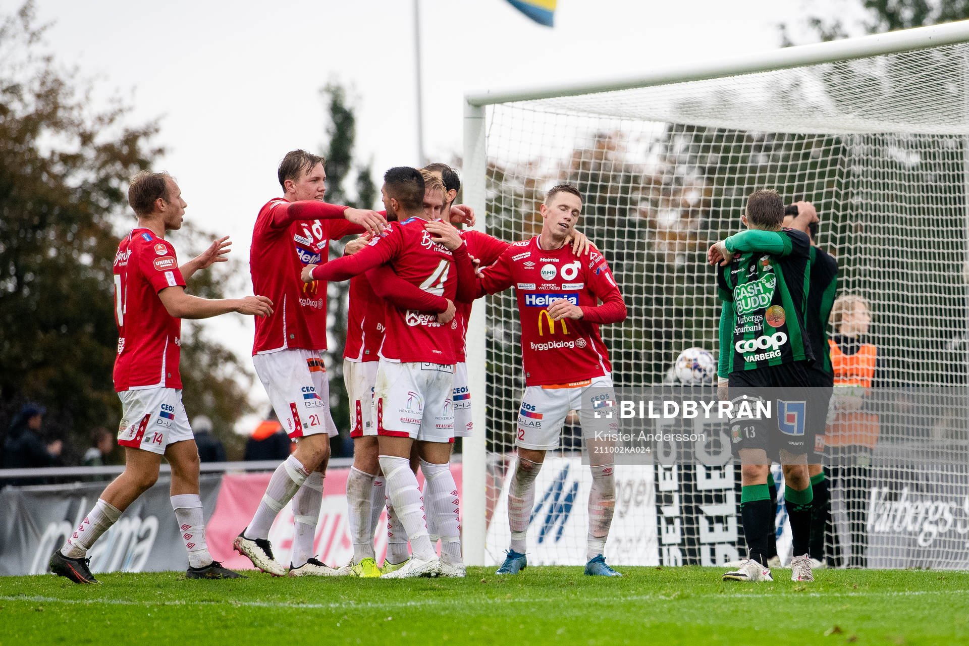Degerfors spelare jublar och Varbergs spelare deppar