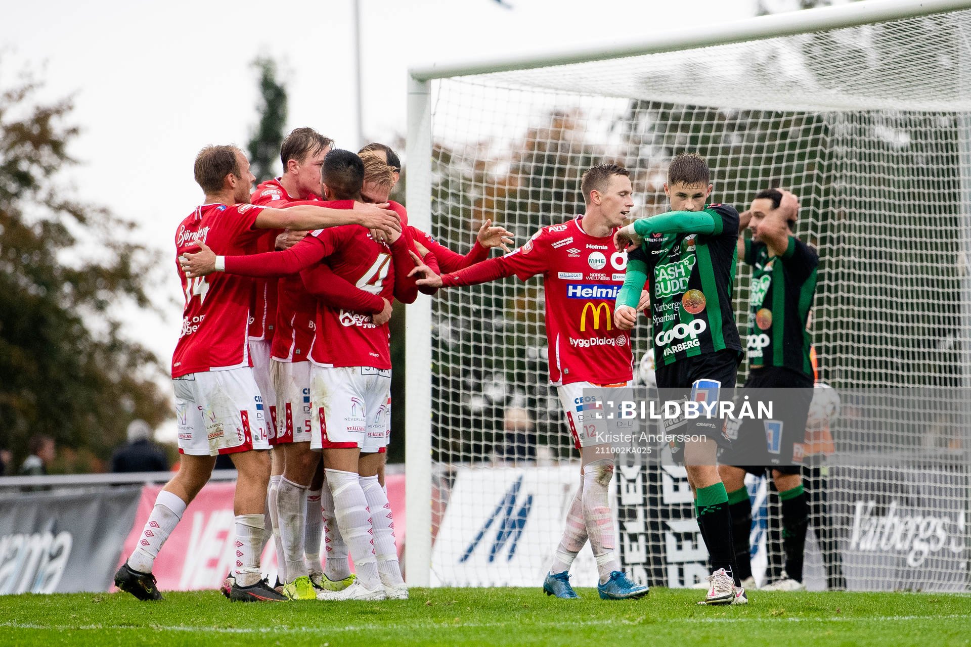 Degerfors spelare jublar och Varbergs spelare deppar