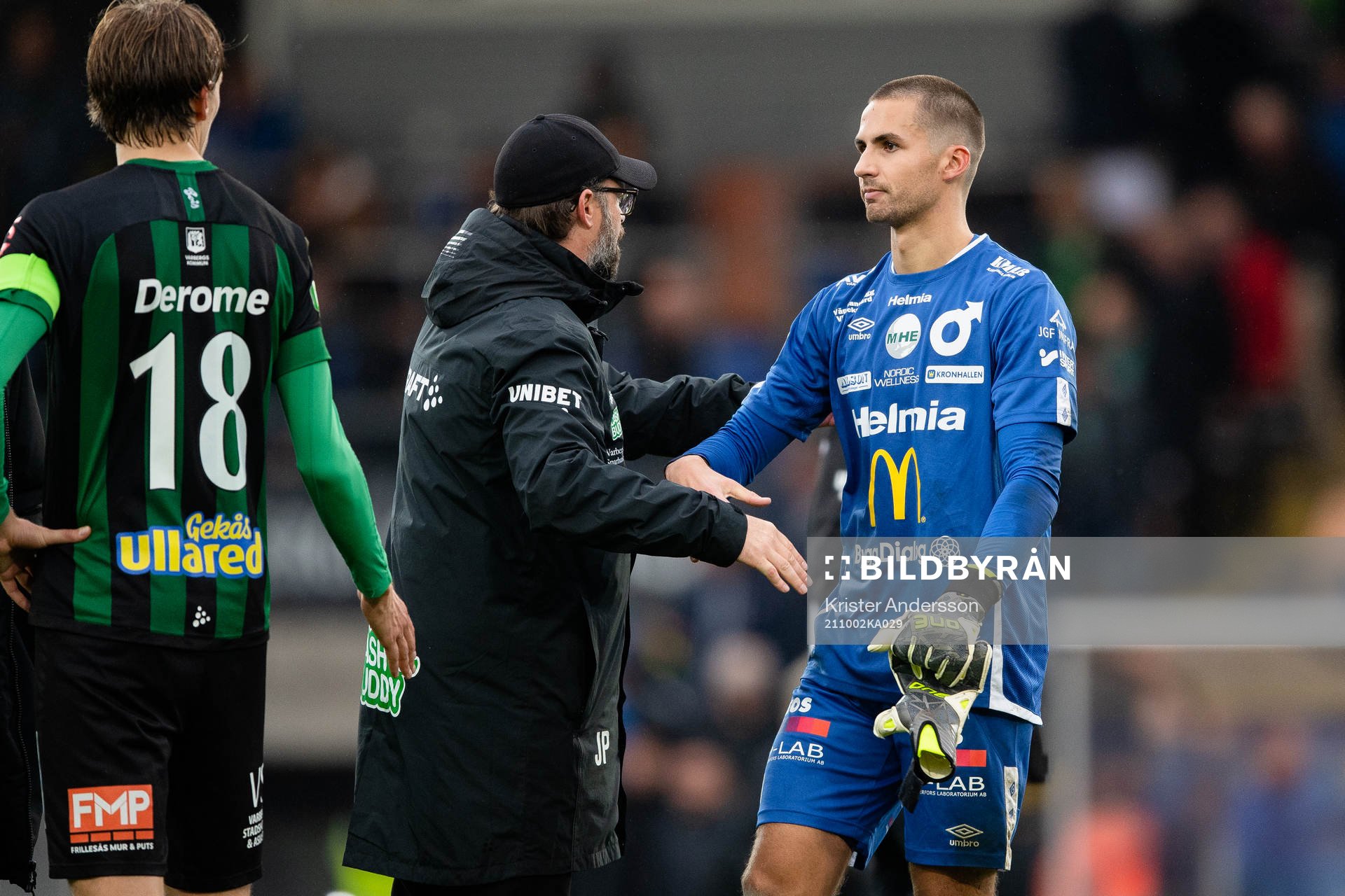 Degerfors målvakt Alfie Malik Whiteman efter fotbollsmatchen i Allsvenskan mellan Varberg och Degerfors den 2 oktober 2021 i Varberg. 