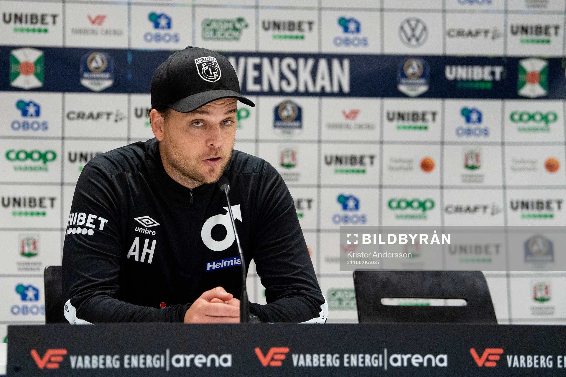 Degerfors tränare Andreas Holmberg under fotbollsmatchen i Allsvenskan mellan Varberg och Degerfors den 2 oktober 2021 i Varberg. 