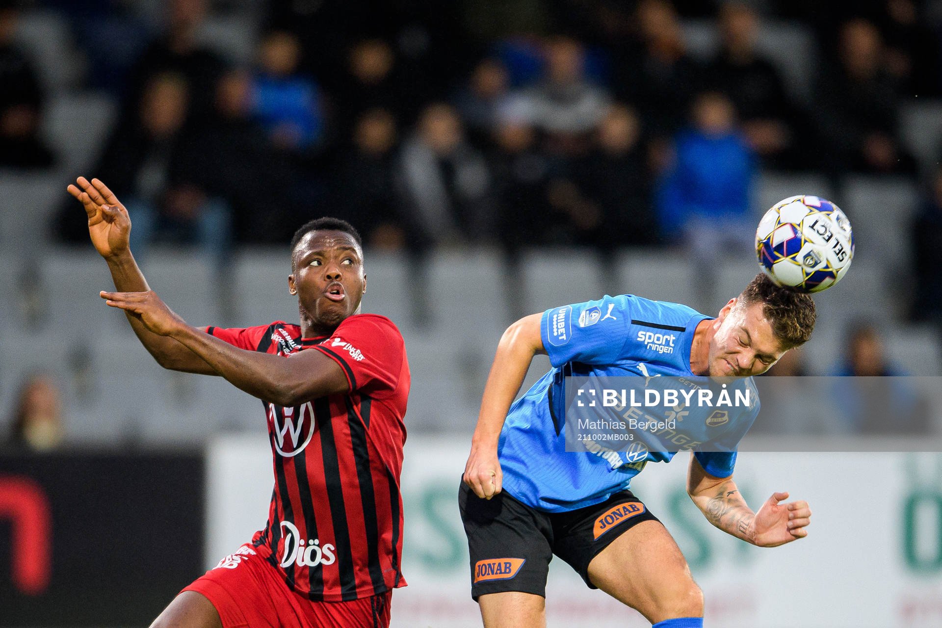 Östersunds Patrick Kpozo och Halmstads Samuel Kroon