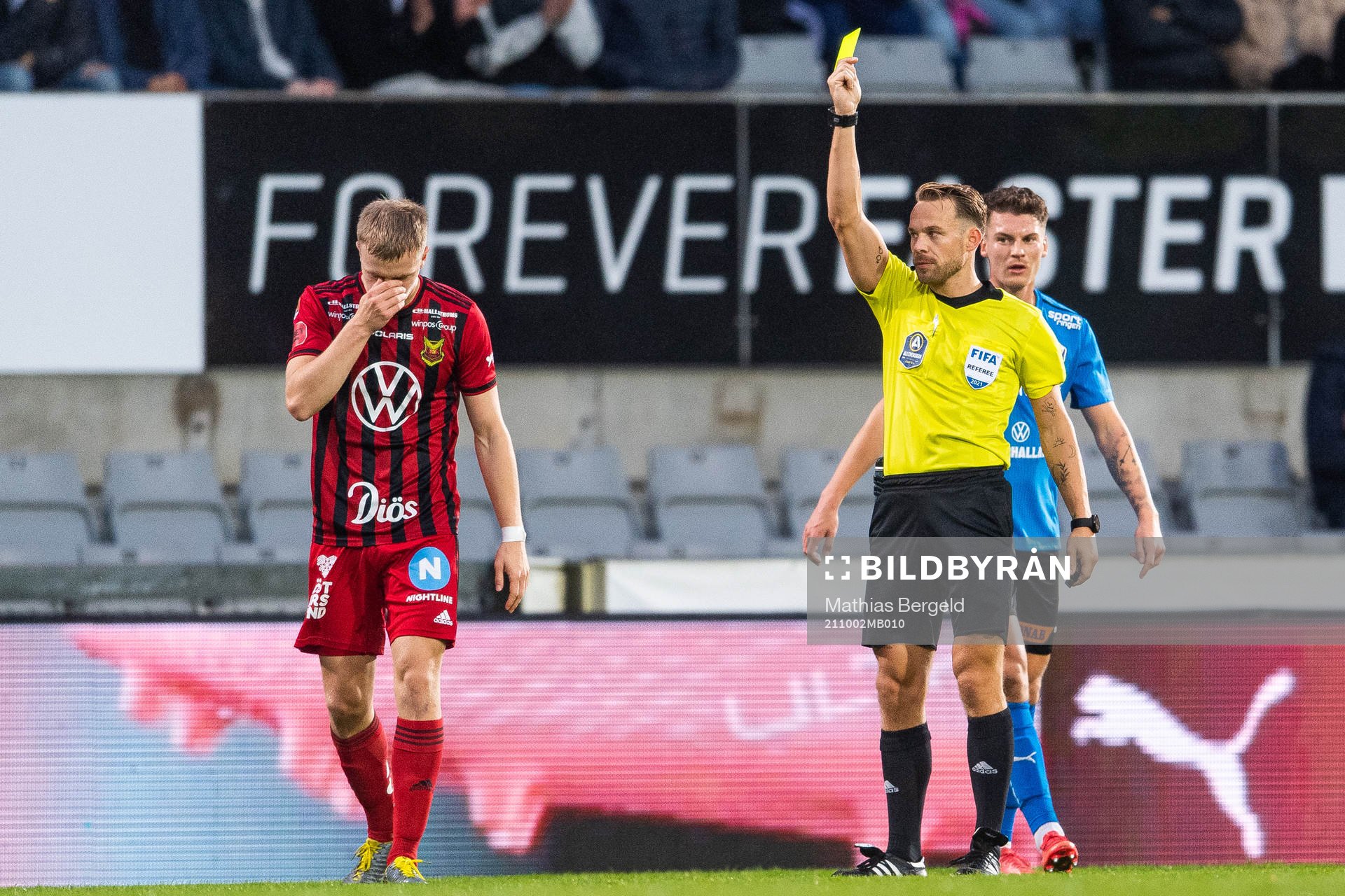 Östersunds Eirik Haugan varnas av domare Kristoffer