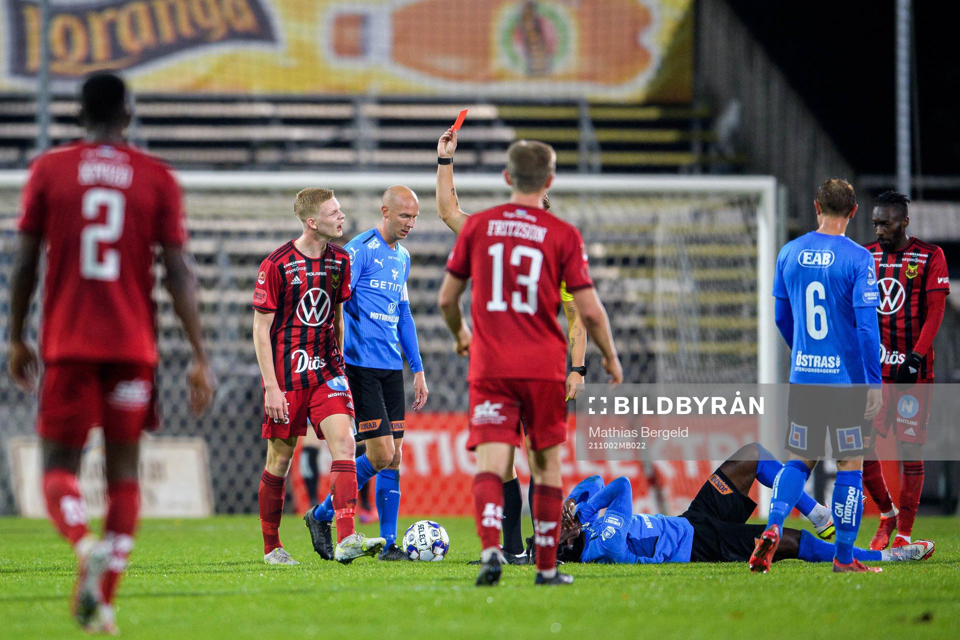 Östersunds Malcolm Stolt får rött kort