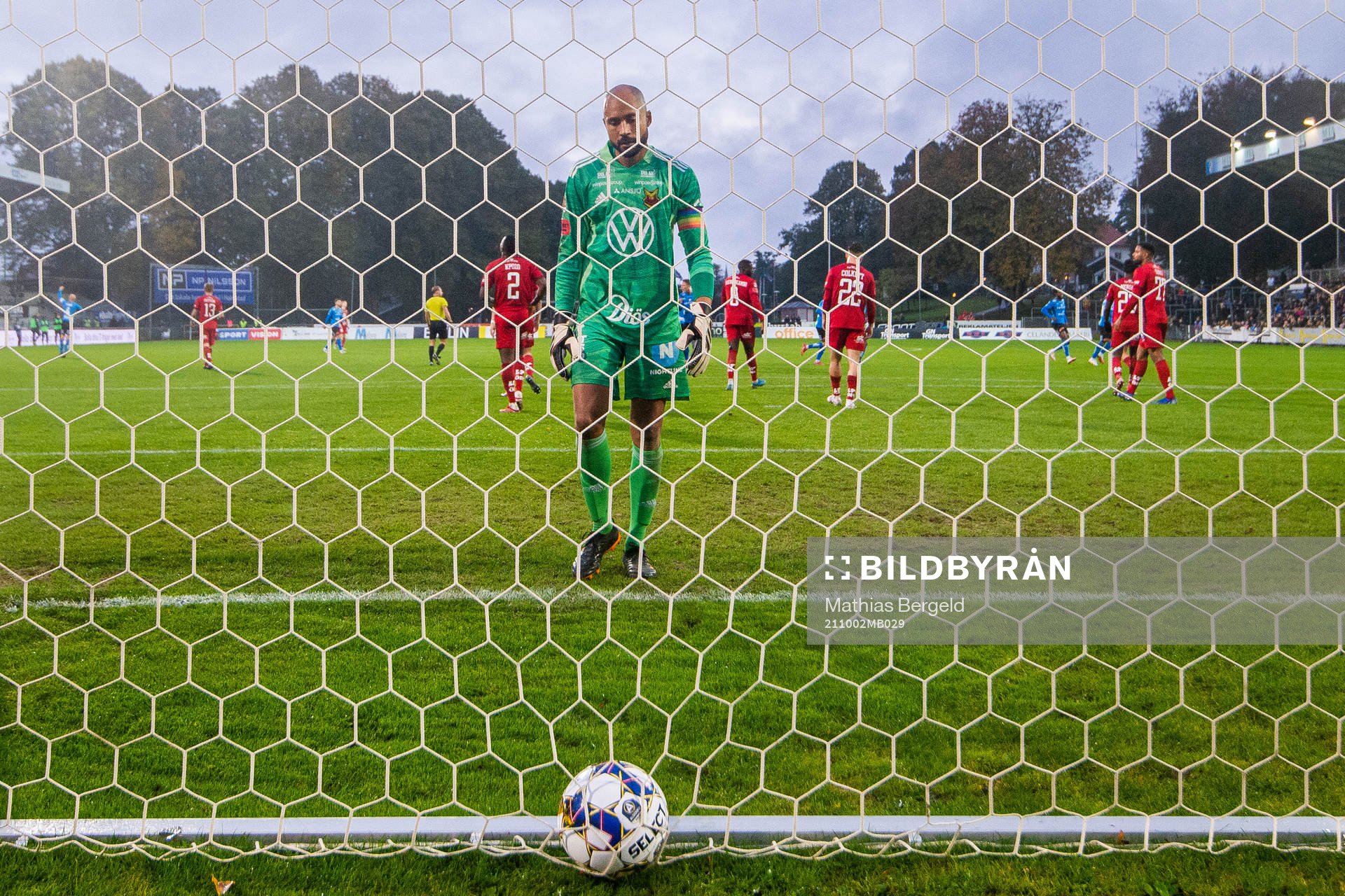 Östersunds målvakt Aly Keita deppar