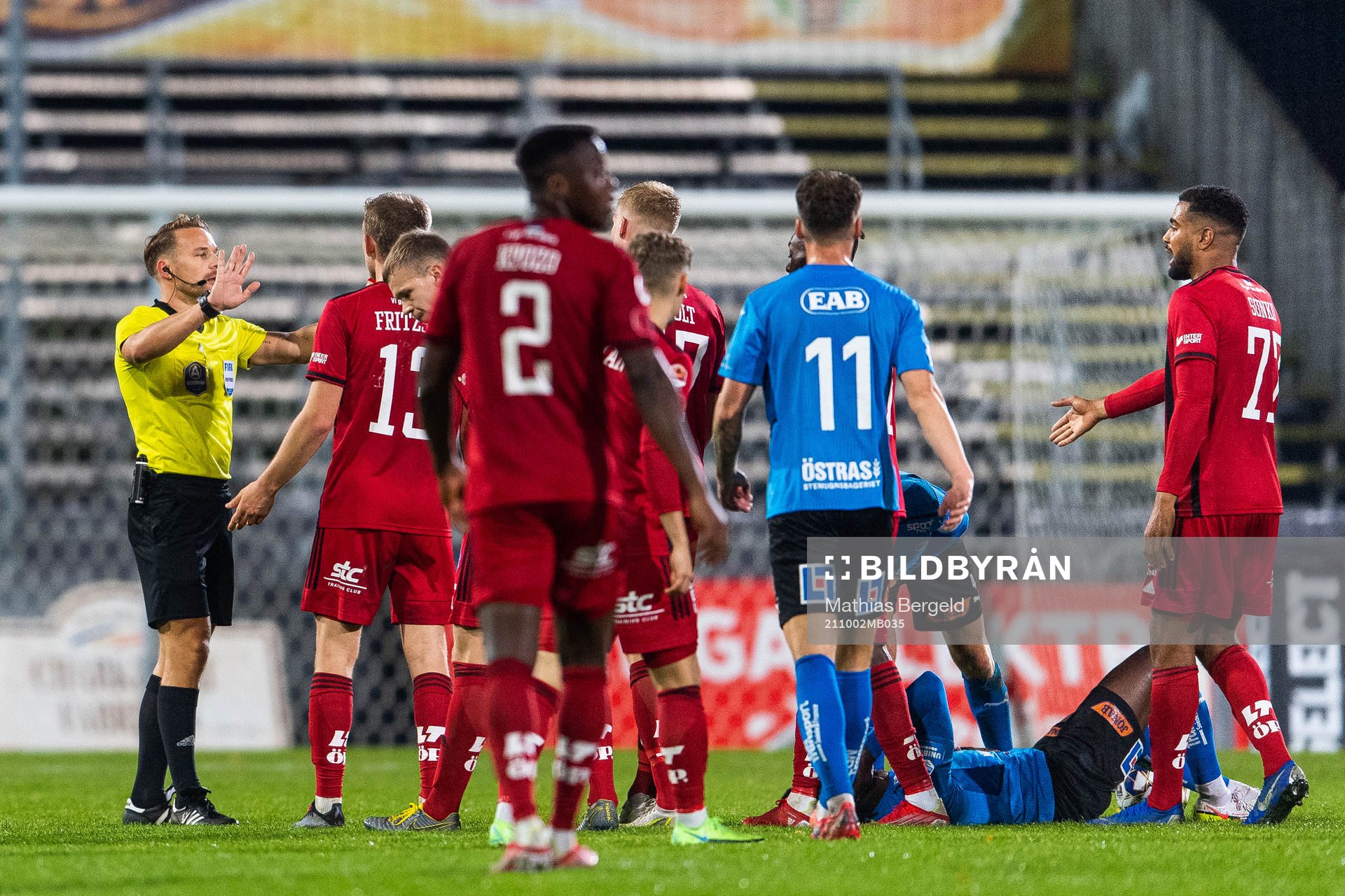 Östersunds spelare reagerar mot domare Kristoffer Karlsson