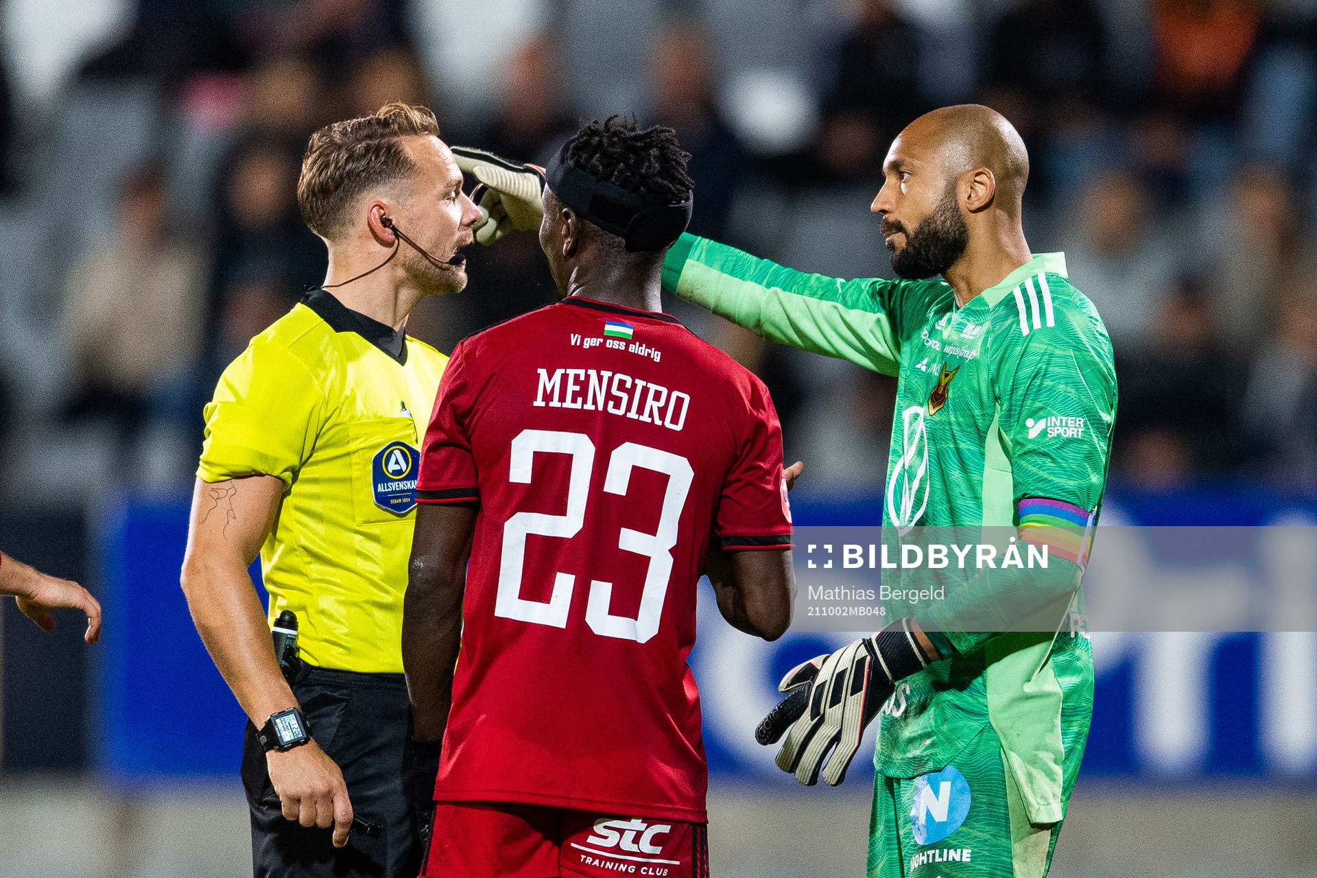 Domare Kristoffer Karlsson och Östersunds målvakt Aly