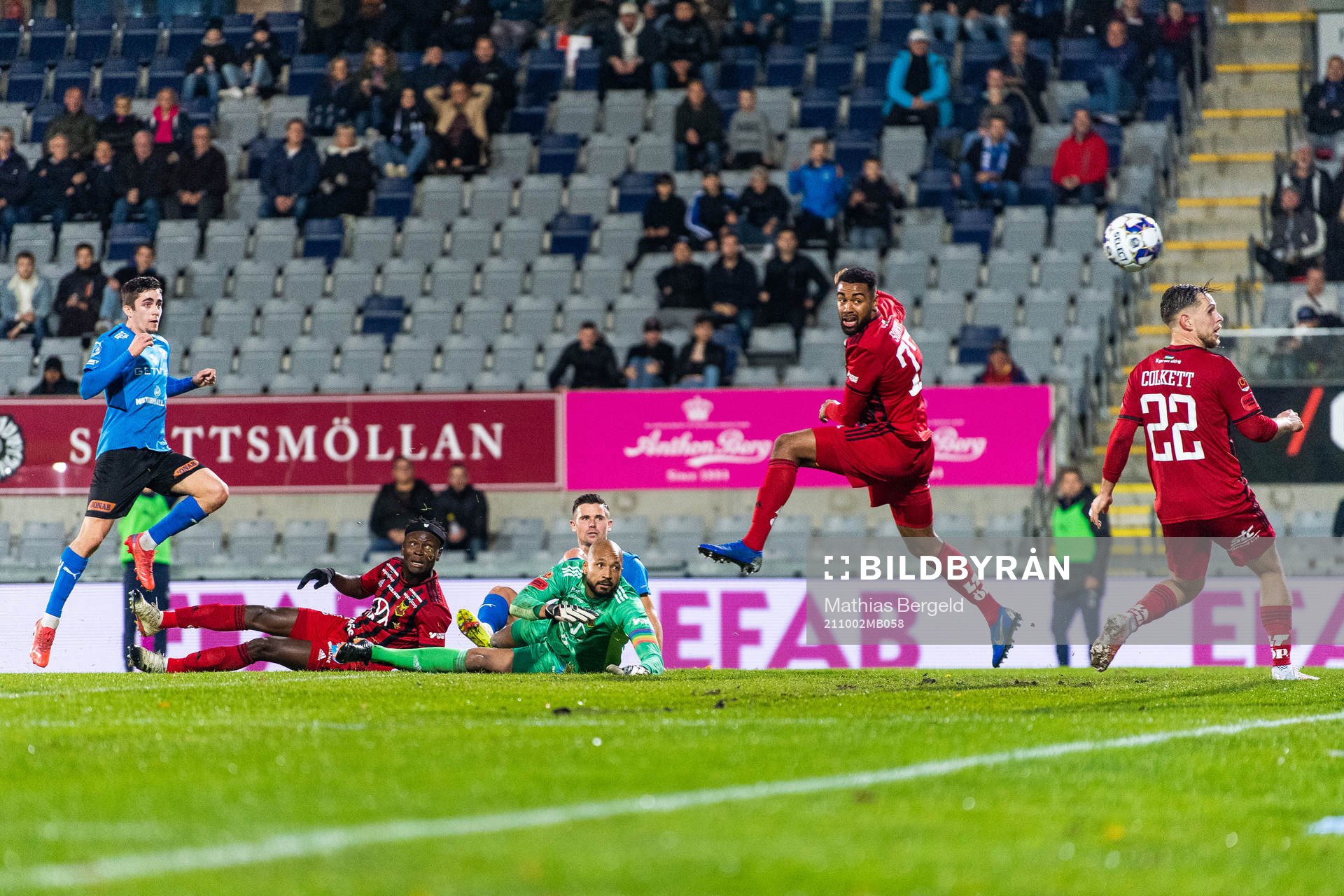 Halmstads Emil Tot Wikström med ett skott i kamp med Östersunds Samuel Mensiro, målvakt Aly Keita och Noah Sonko Sundberg under fotbollsmatchen i Allsvenskan mellan Halmstad och Östersund den 2 oktober 2021 i Halmstad.