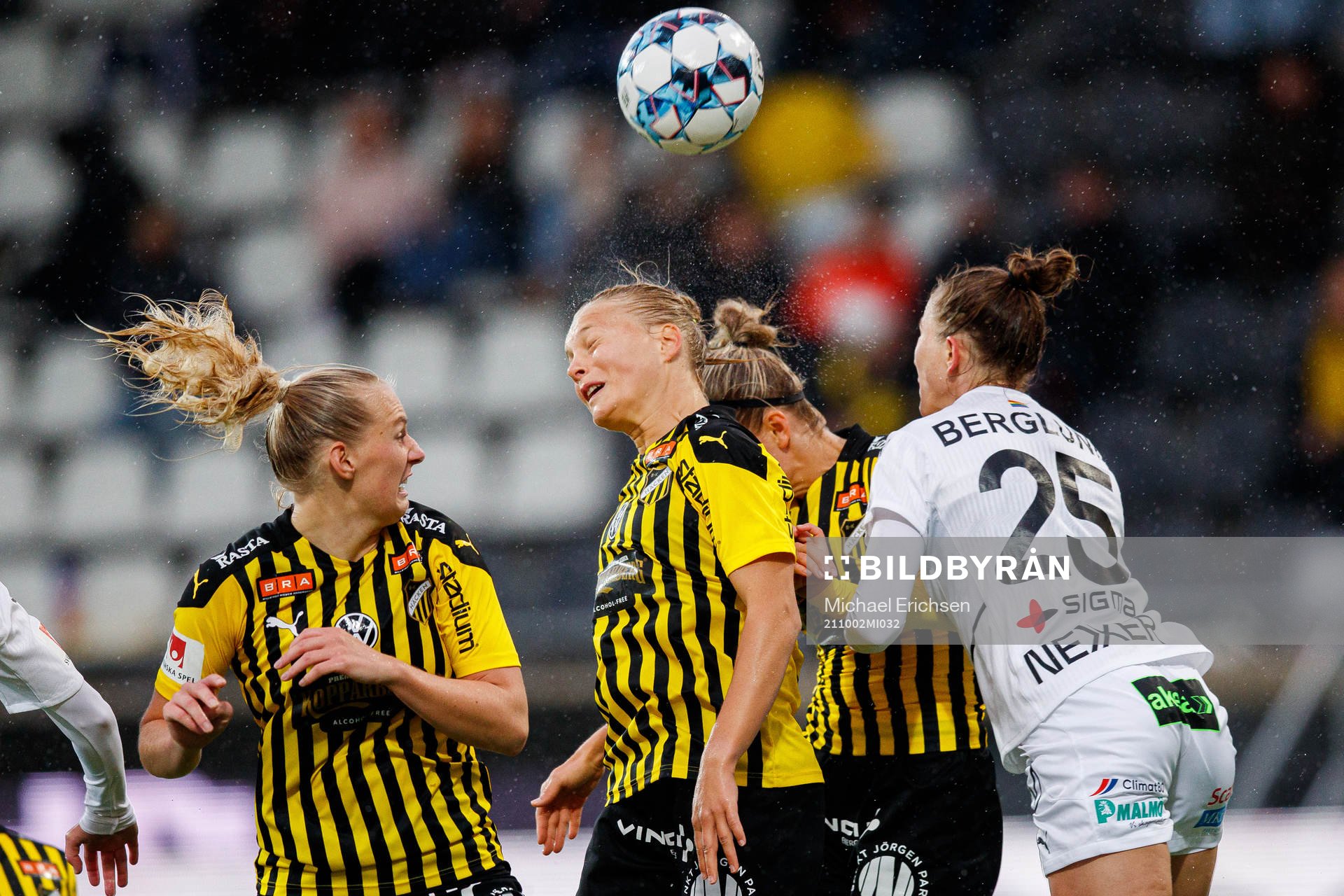 Häckens Stina Blackstenius , Stine Larsen och Emma