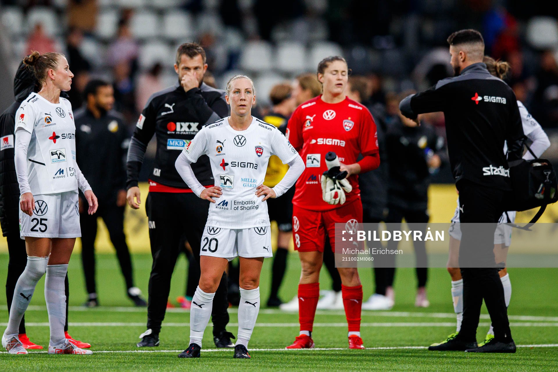 Rosengårds Mia Persson och målvakt Teagan Micah deppar