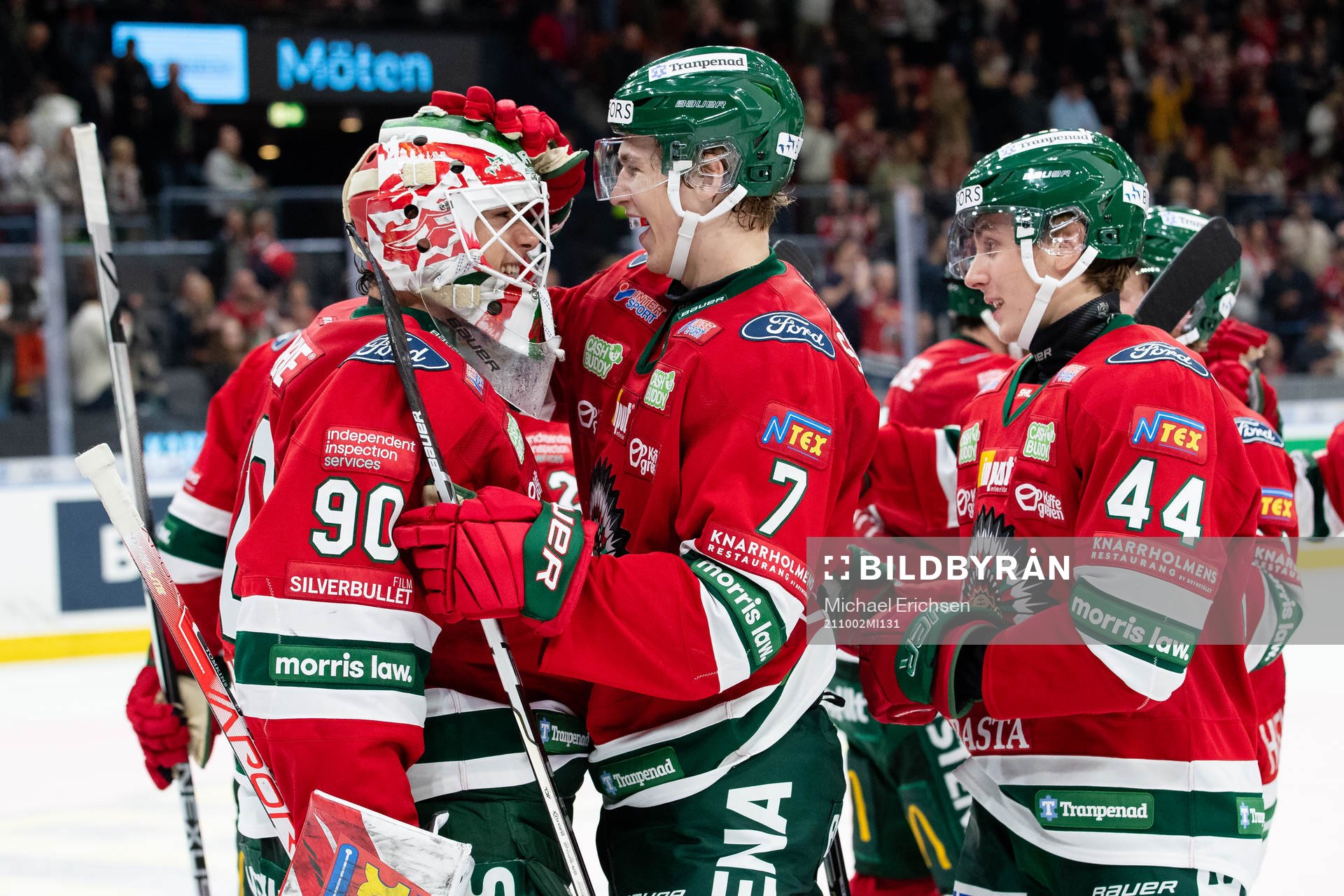 Frölundas målvakt Matthew Tomkins jublar ihop med Simon
