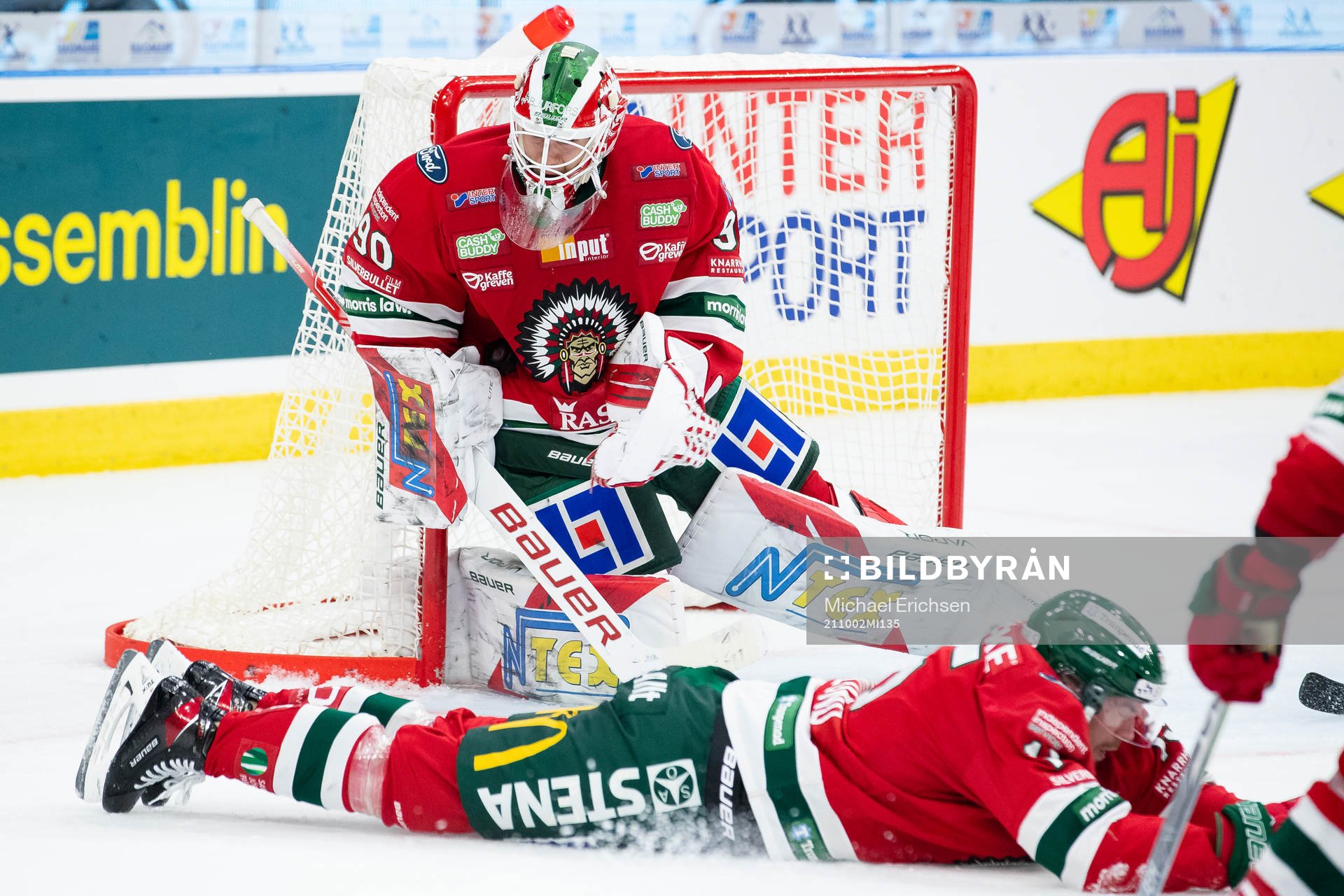 Frölundas målvakt Matthew Tomkins med en räddning