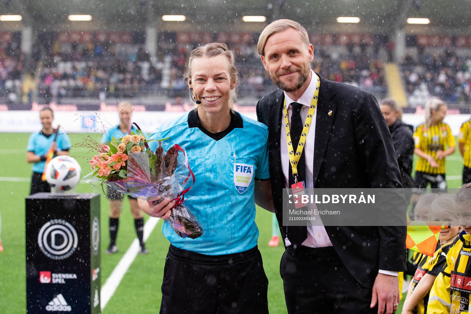 Linjedomare Julia Magnusson uppvakts av Häckens