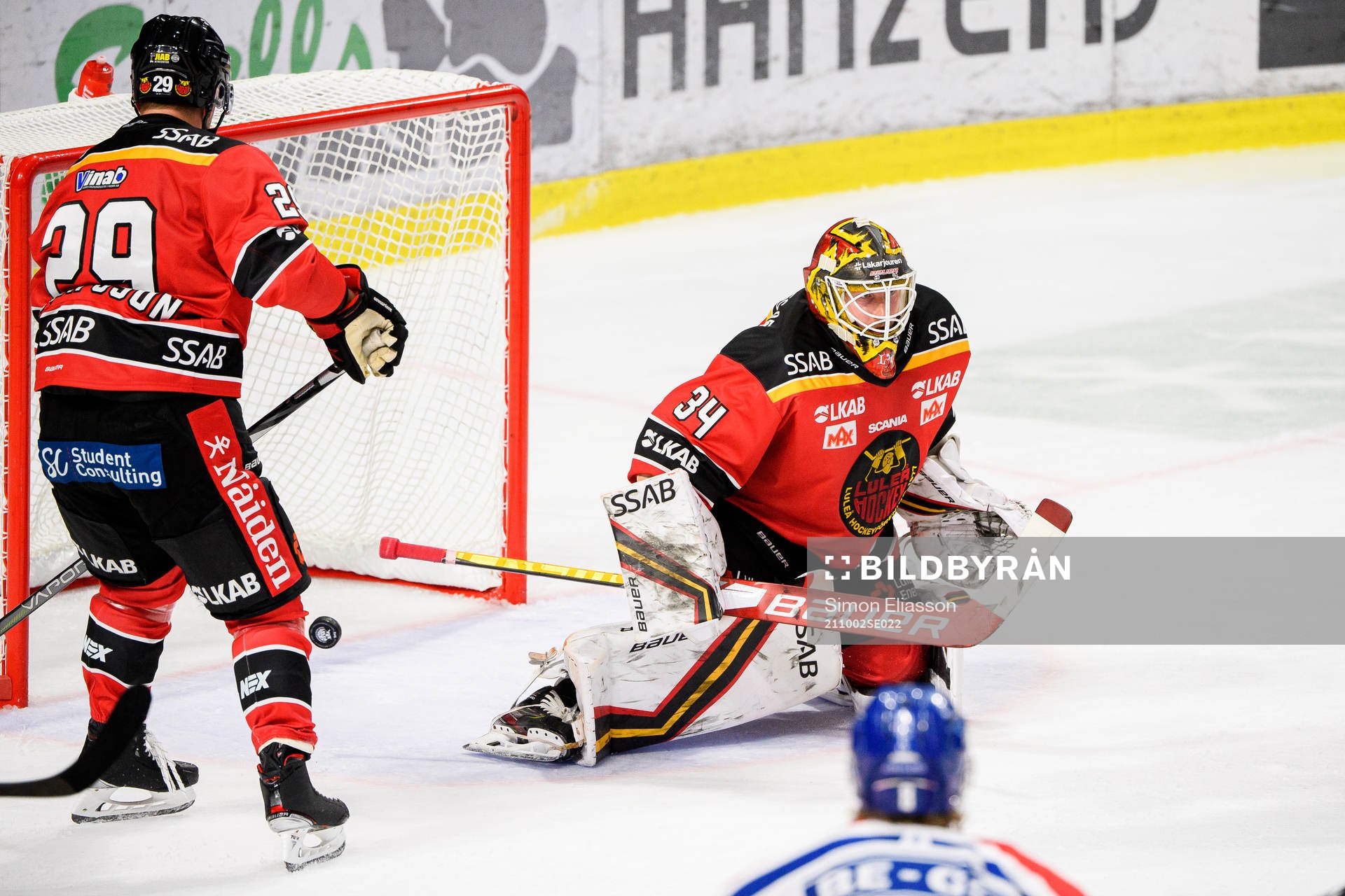 Luleås Erik Gustafsson och målvakt Joel Lassinantti deppar