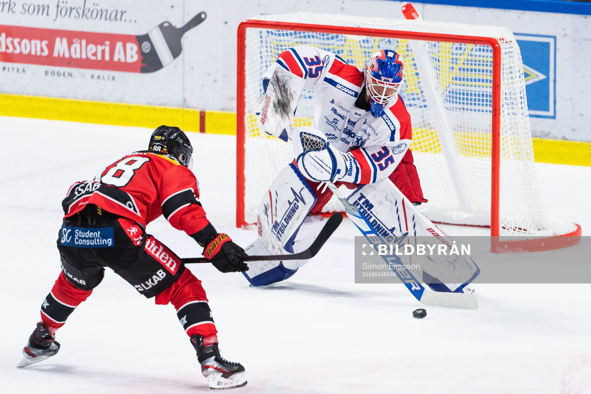 Luleås Joonas Rask och Oskarshamns målvakt Joe Cannata