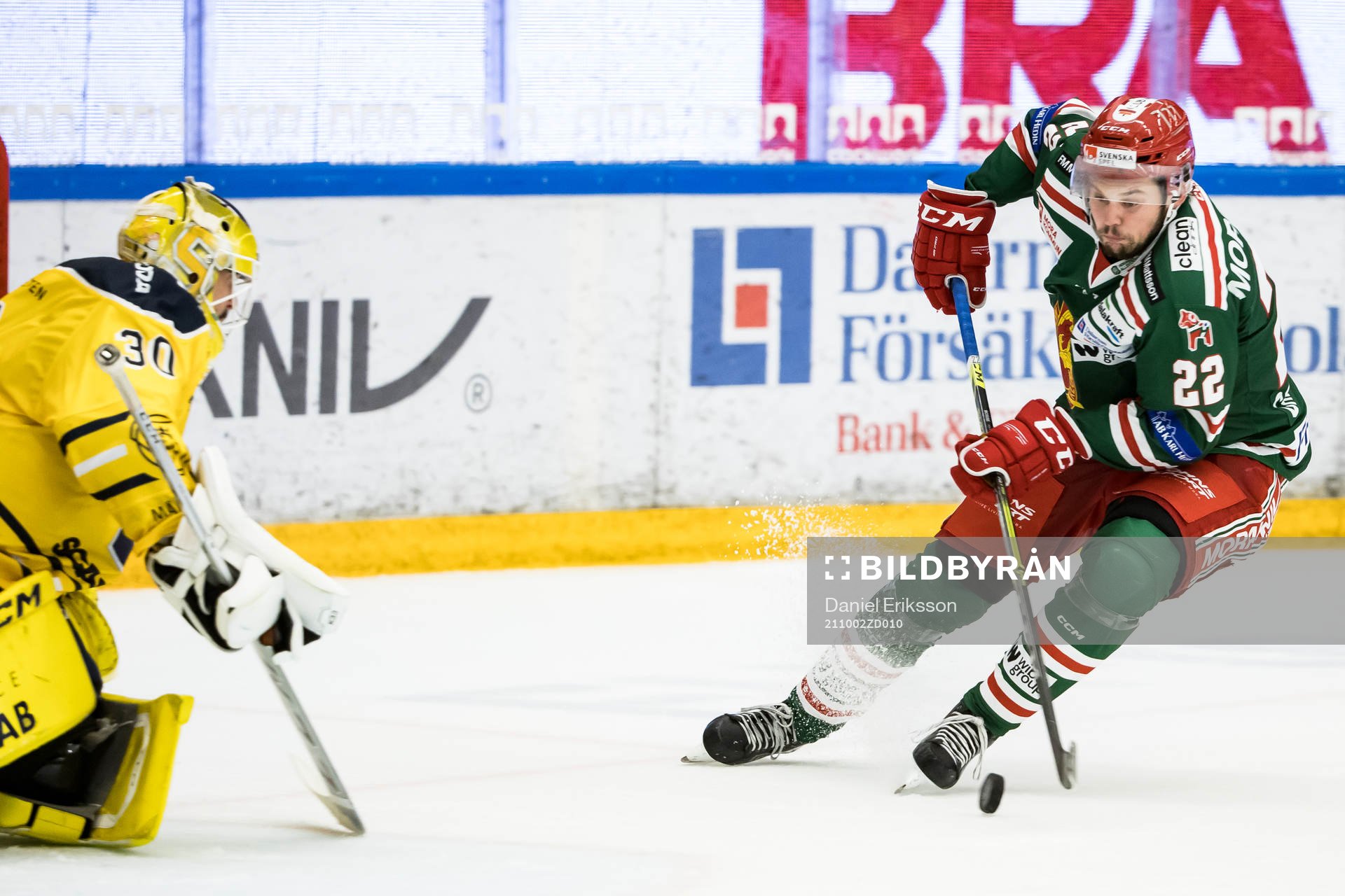 Moras Måns Carlsson och Södertäljes målvakt Fredrik