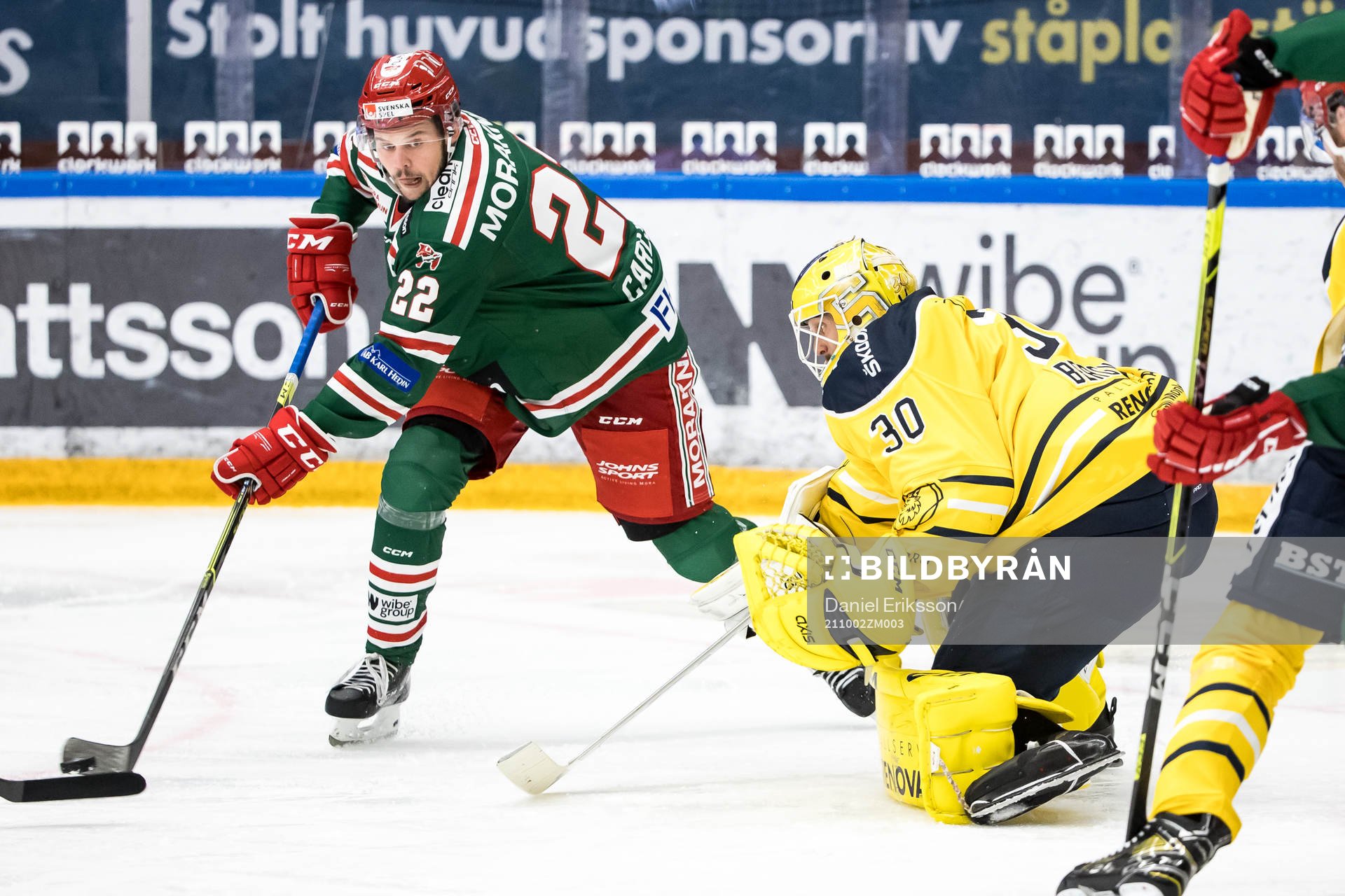 Moras Måns Carlsson och Södertäljes målvakt Fredrik