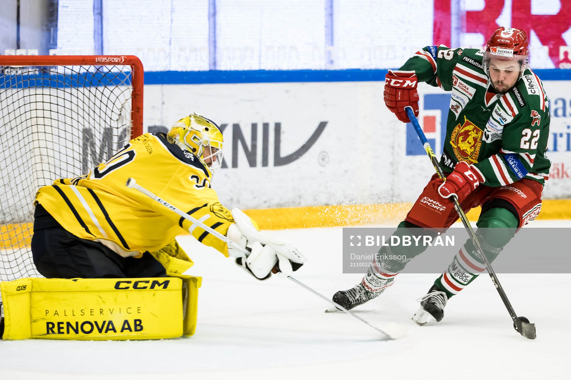 Moras Måns Carlsson och Södertäljes målvakt Fredrik