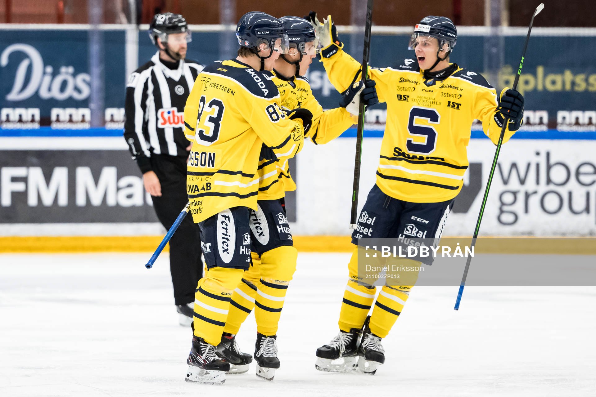 Södertäljes Felix Olsson (mitten) jublar