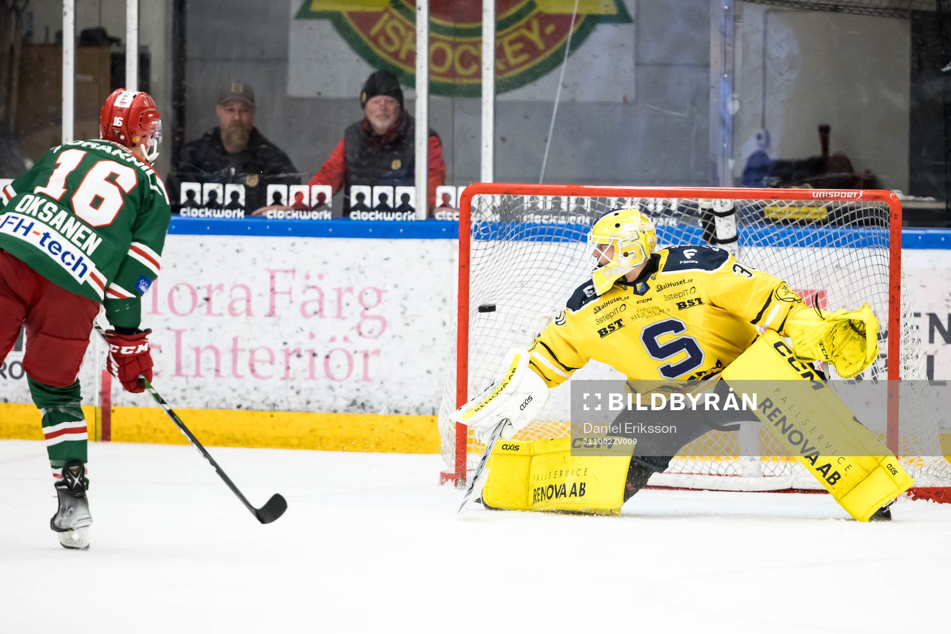 Moras Emil Oksanen gör mål på straff bakom Södertäljes