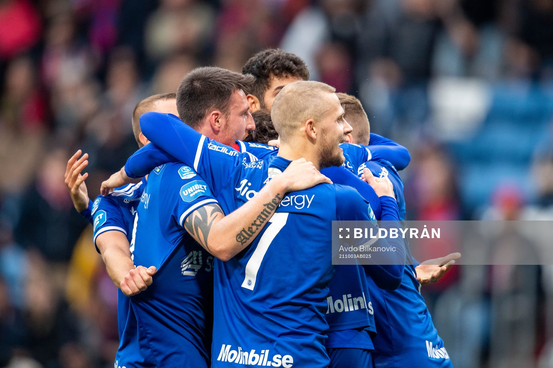 Sundsvalls spelare jublar efter slutsignalen under fotbollsmatchen i Superettan mellan Helsingborg och GIF Sundsvall den 3 oktober 2021 i Helsingborg.