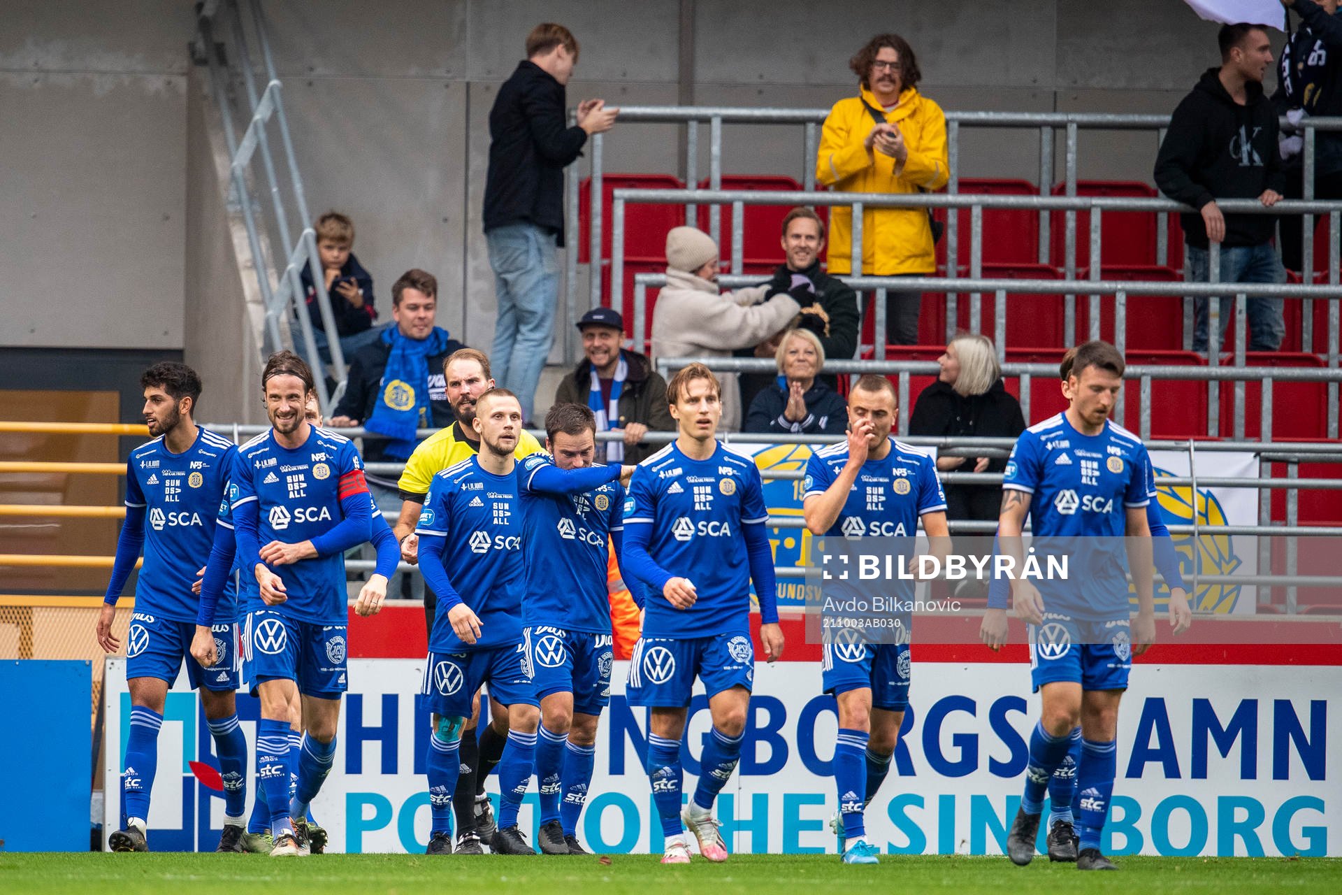 Sundsvalls spelar jublar efter 1-2 målet under fotbollsmatchen i Superettan mellan Helsingborg och GIF Sundsvall den 3 oktober 2021 i Helsingborg.