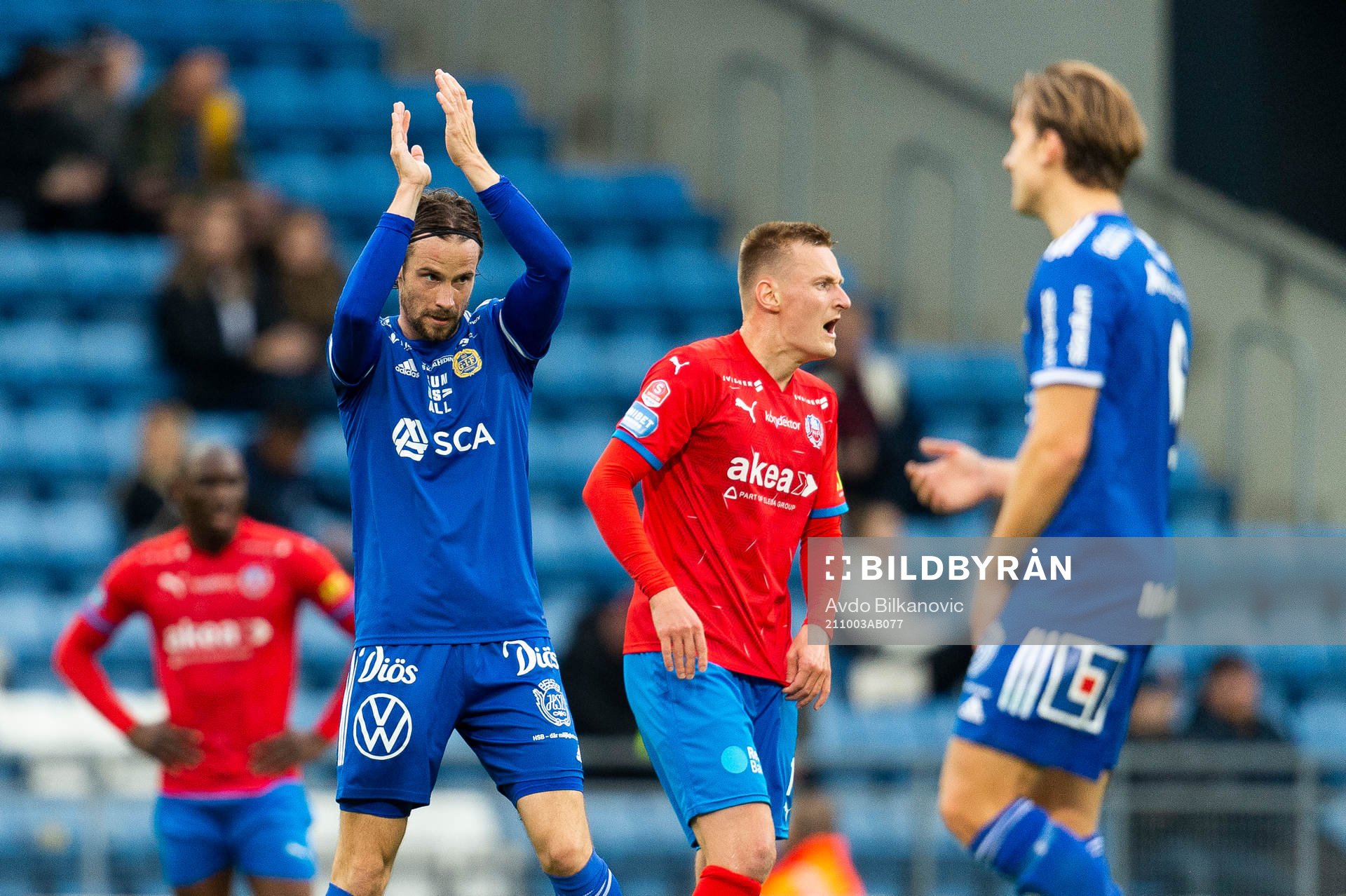 Sundsvalls Linus Hallenius jublar medan Helsingborgs Rasmus