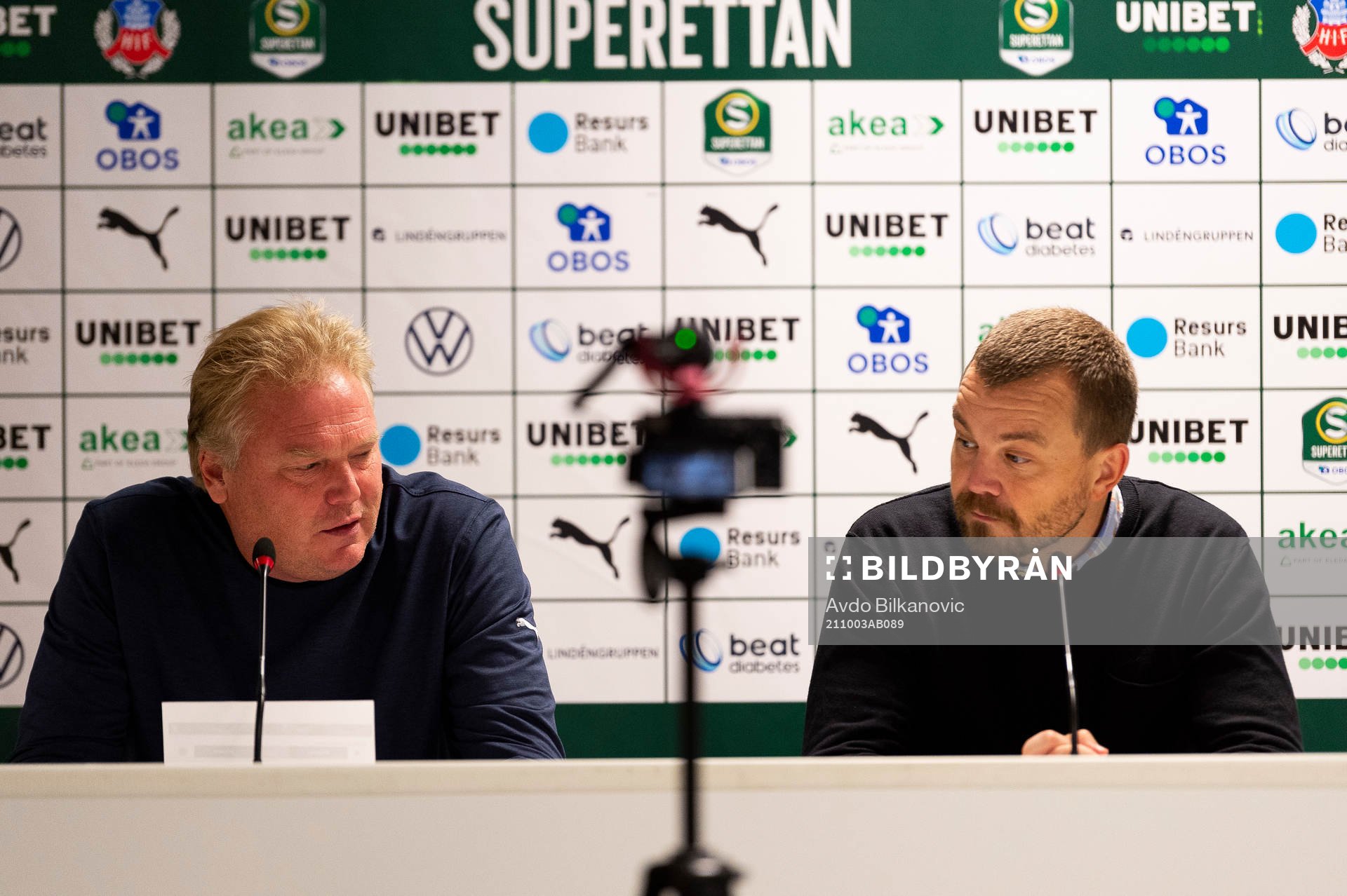 Helsingborgs tränare Jörgen Lennartsson och Sundsvalls tränare Henrik Åhnstrand under en presskonferens efter fotbollsmatchen i Superettan mellan Helsingborg och GIF Sundsvall den 3 oktober 2021 i Helsingborg.