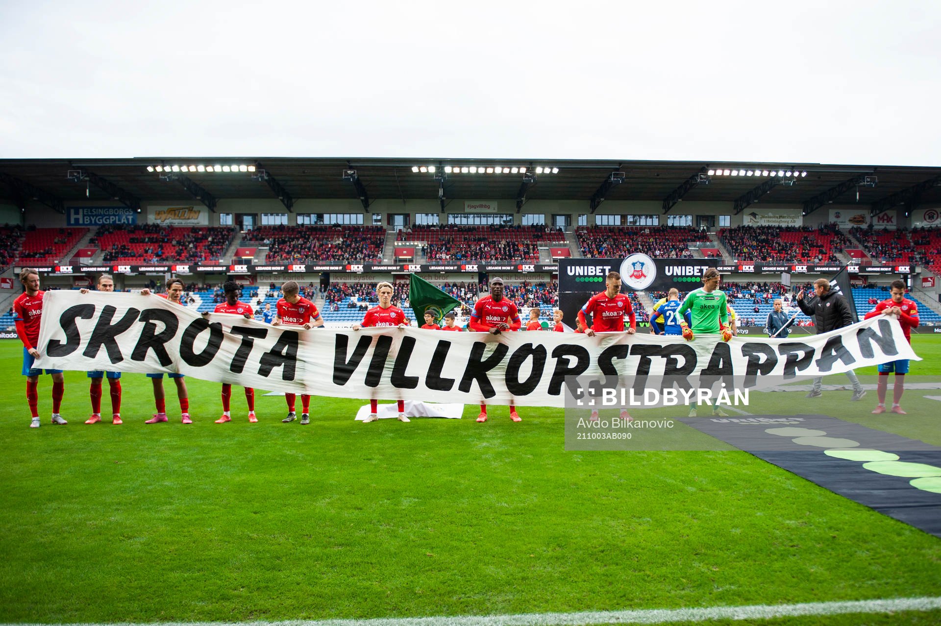 Helsingborgs spelare håller upp en banderoll