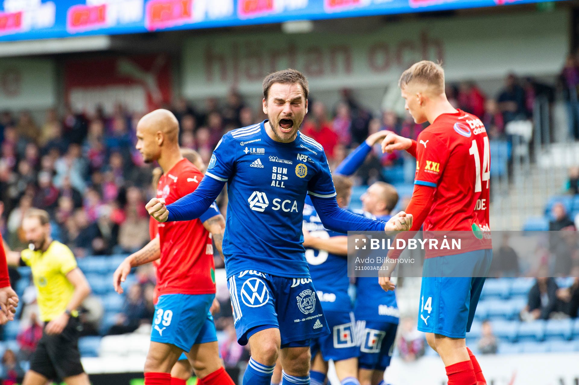 Sundsvalls Pontus Silfwer jublar efter slutsignalen under fotbollsmatchen i Superettan mellan Helsingborg och GIF Sundsvall den 3 oktober 2021 i Helsingborg.