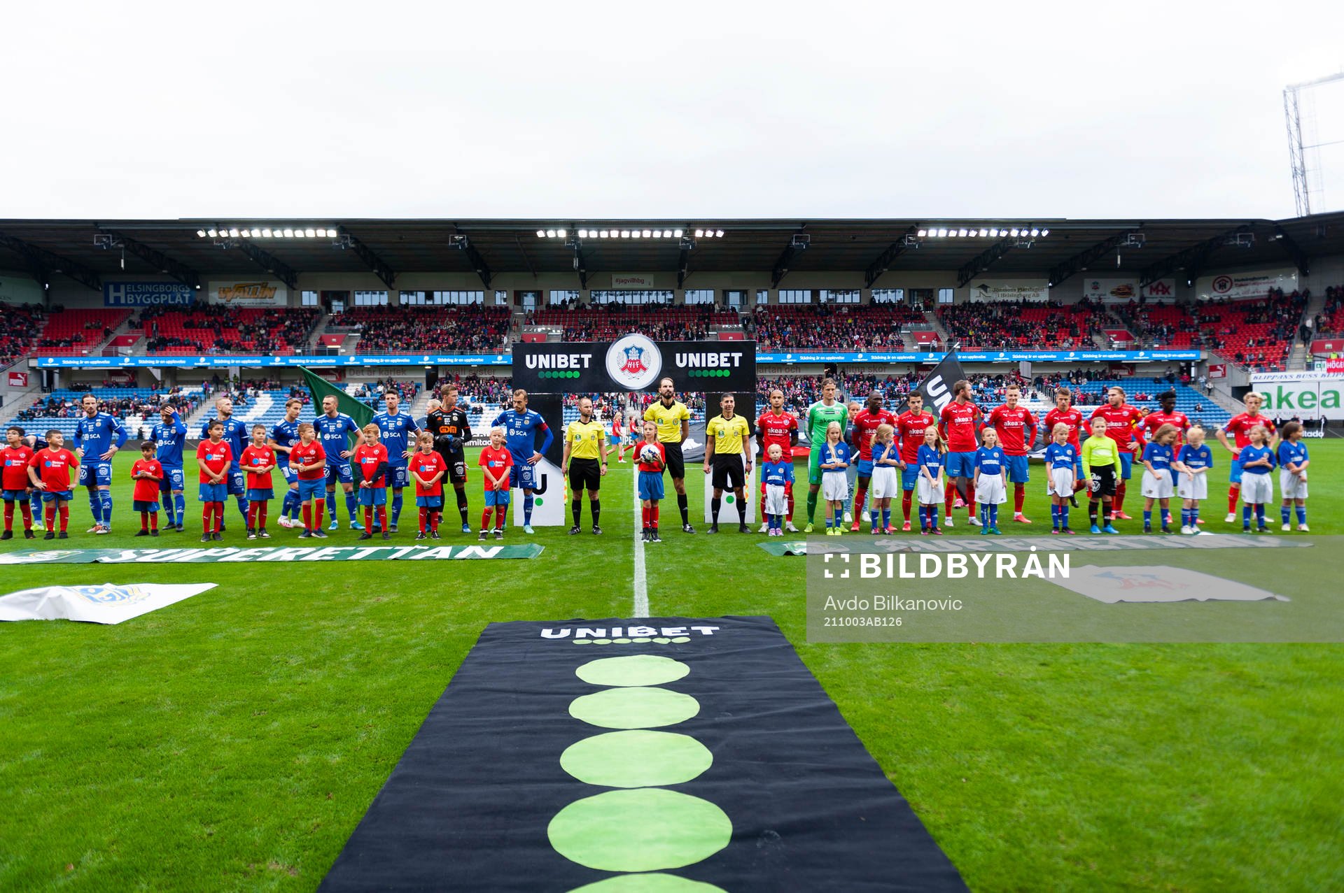 Helsingborgs och Sundsvalls spelare med domarna Anders Dufva-Johansson, Joakim Wik och Josef Alacom uppställda inför under fotbollsmatchen i Superettan mellan Helsingborg och GIF Sundsvall den 3 oktober 2021 i Helsingborg.
