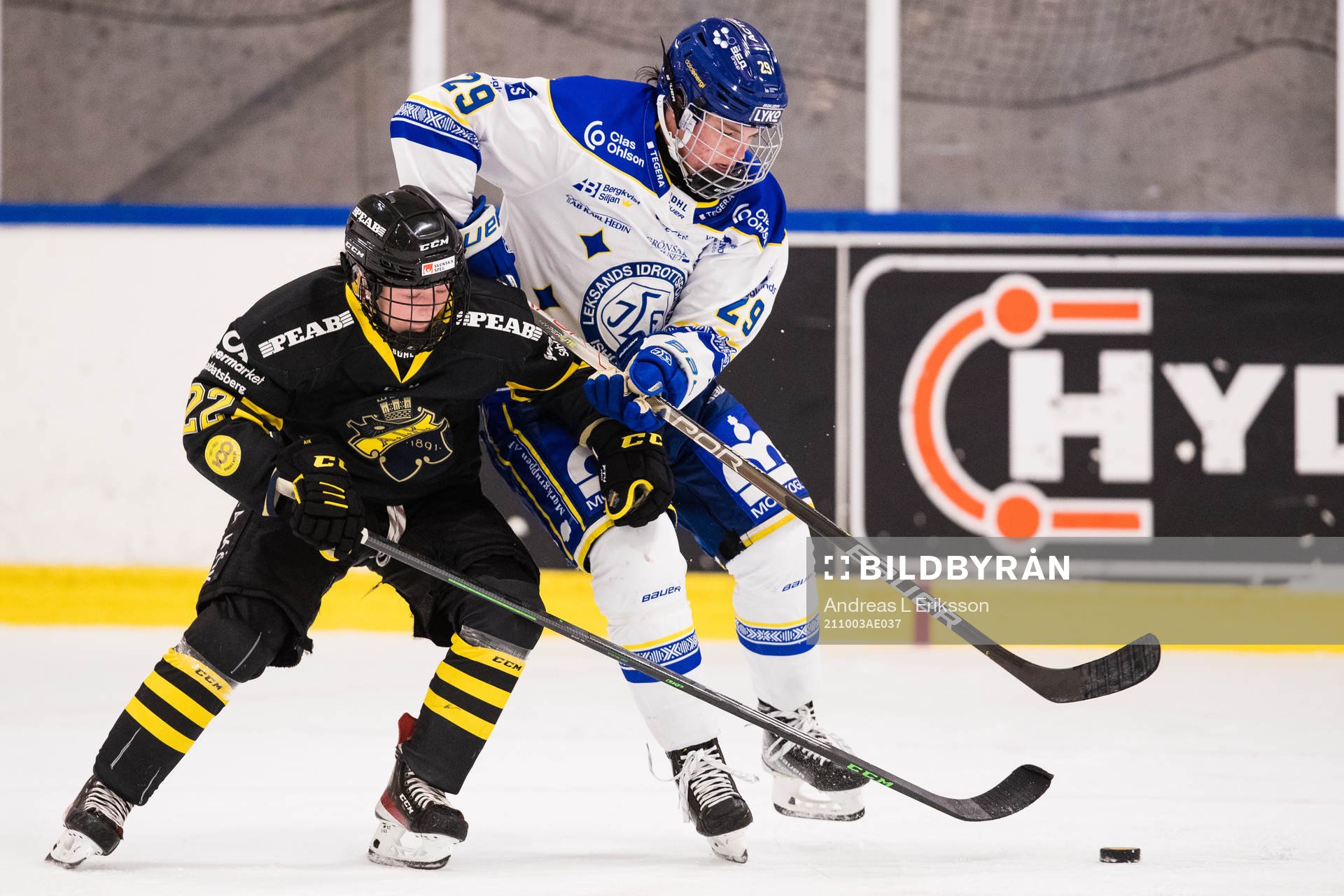 s Felicia Levin i kamp om pucken med Leksands Paige Lindsey
