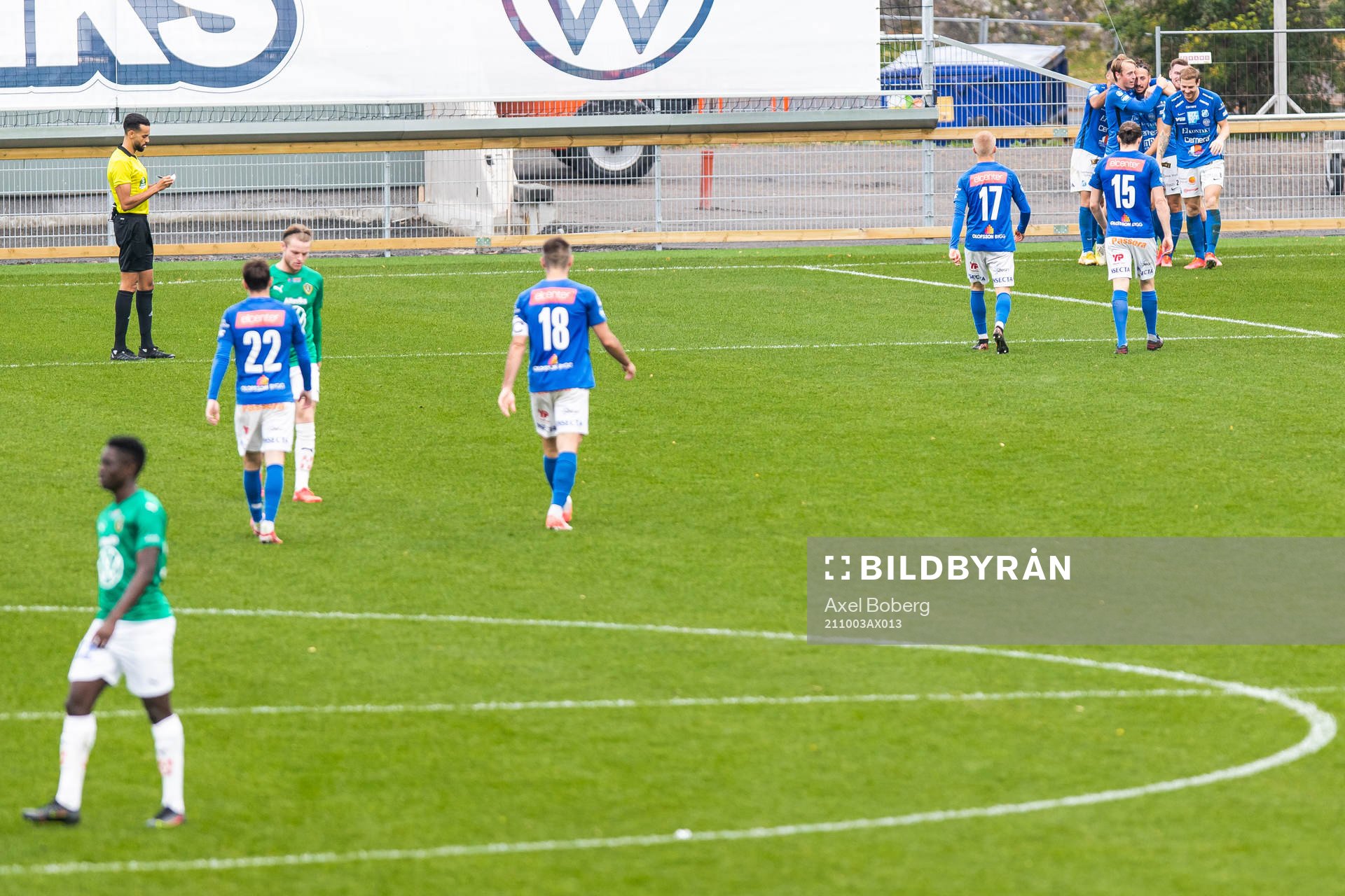 Norrbys Dijan Vukojevic jublar med lagkamrater efter att han gjort 0-1 under fotbollsmatchen i Superettan mellan Jönköpings Södra och Norrby den 3 oktober 2021 i Jönköping.