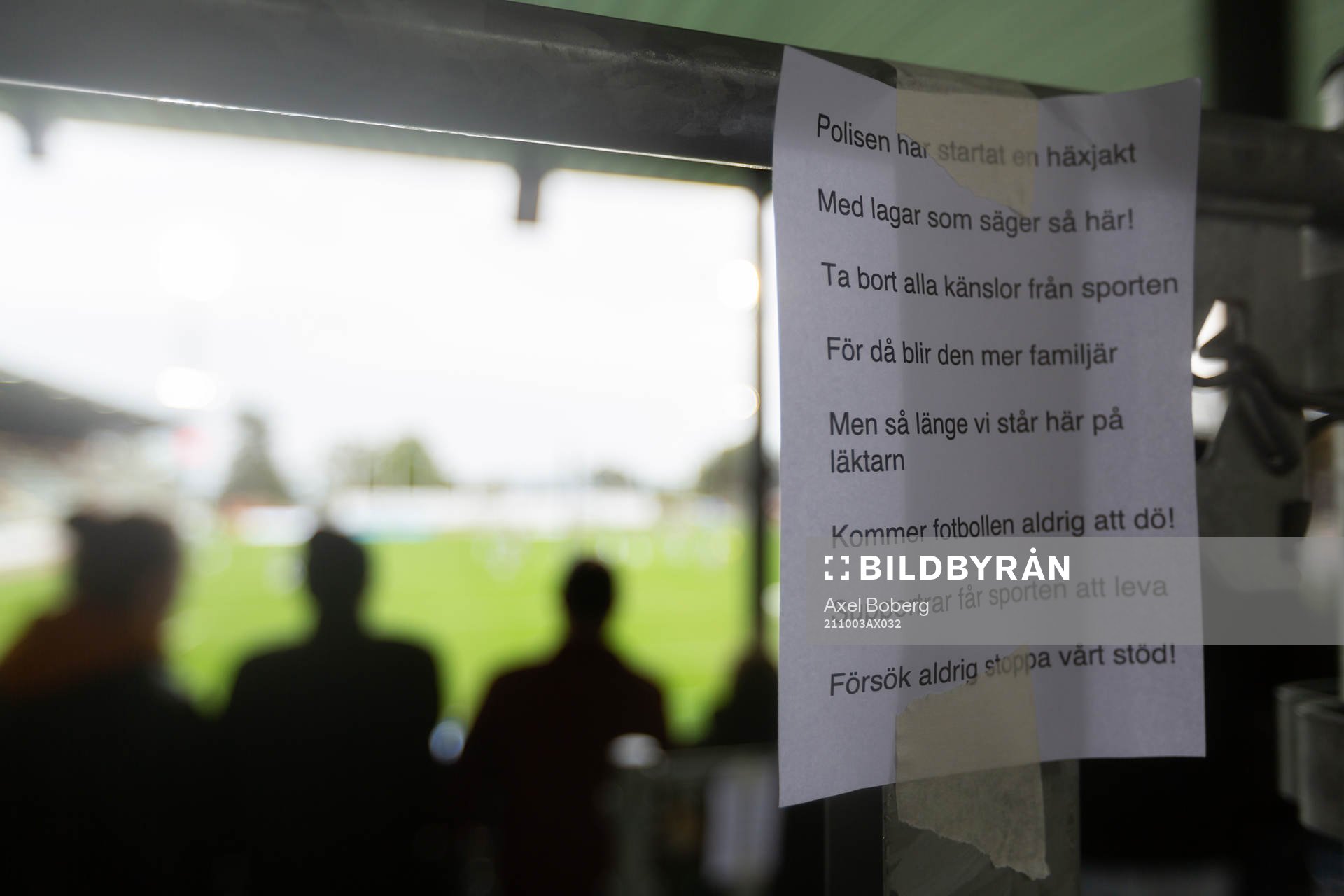 En papperslapp som sitter fasttejpad på supporterläktaren