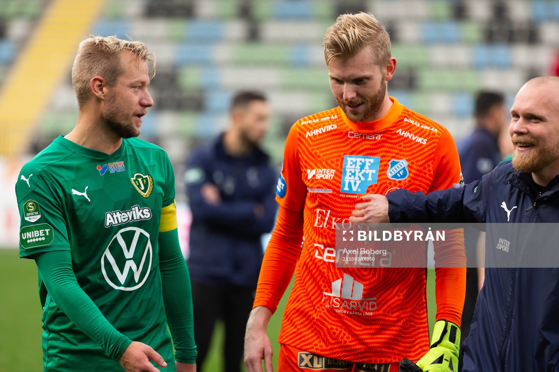 Jönköpings Sebastian Crona och Norrbys målvakt Anton Cajtoft efter fotbollsmatchen i Superettan mellan Jönköpings Södra och Norrby den 3 oktober 2021 i Jönköping.