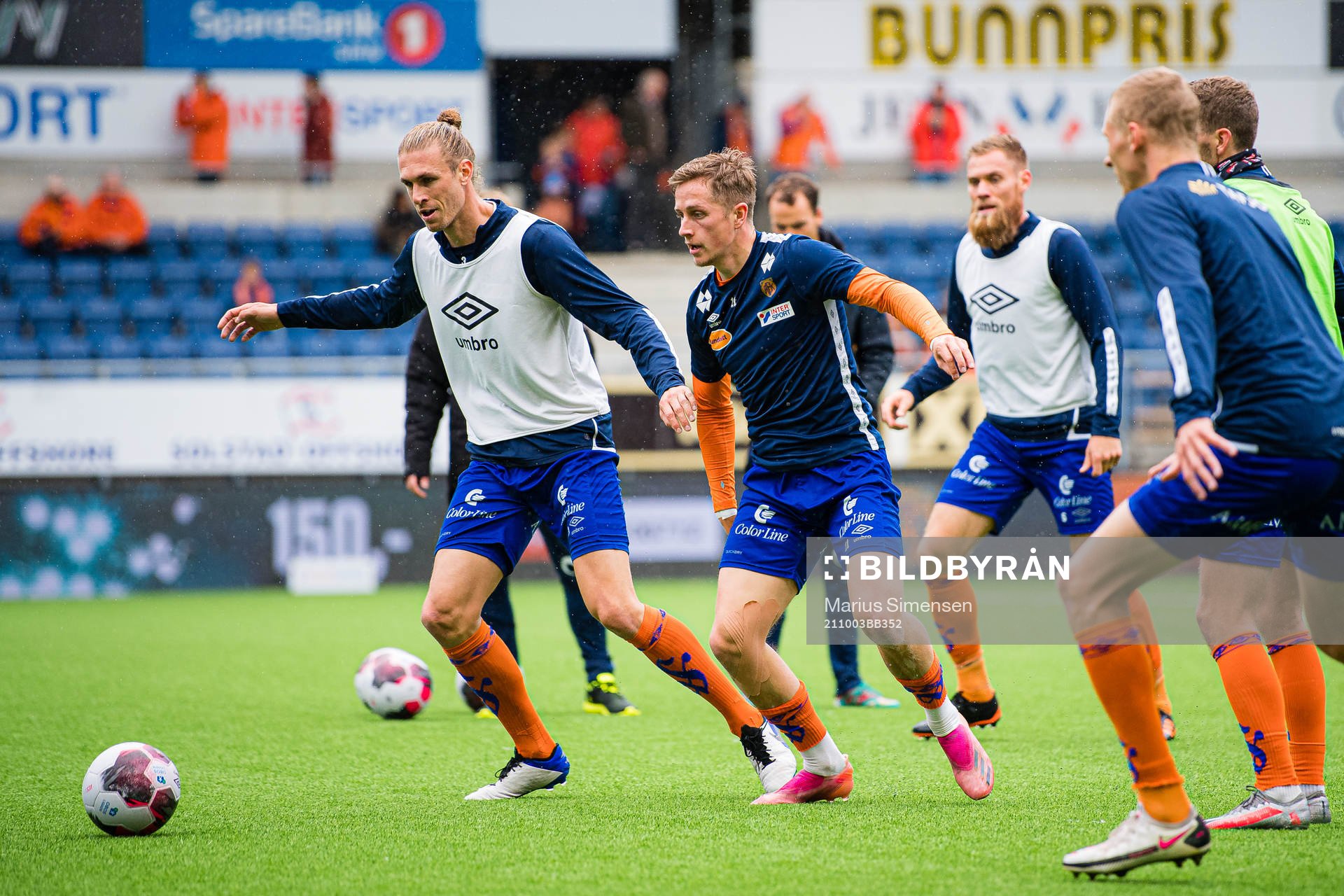 Quint Arie Jansen and Simen Bolkan Nordli of Aalesund warms up ahead of the OBOS-ligaen match between Aalesund and HamKam on October 3, 2021 in Ålesund.