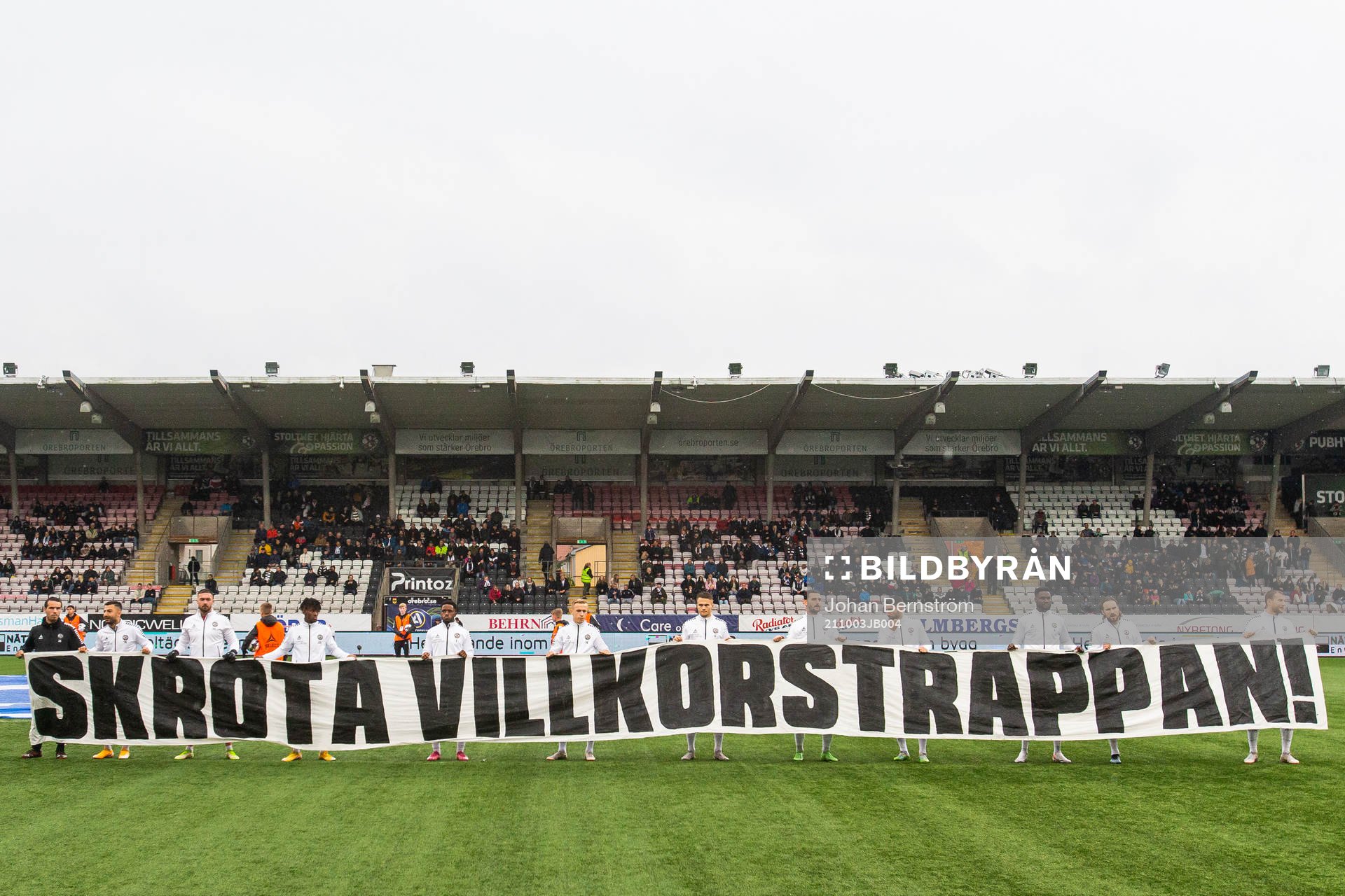Örebros spelare med en banderoll i protest mot