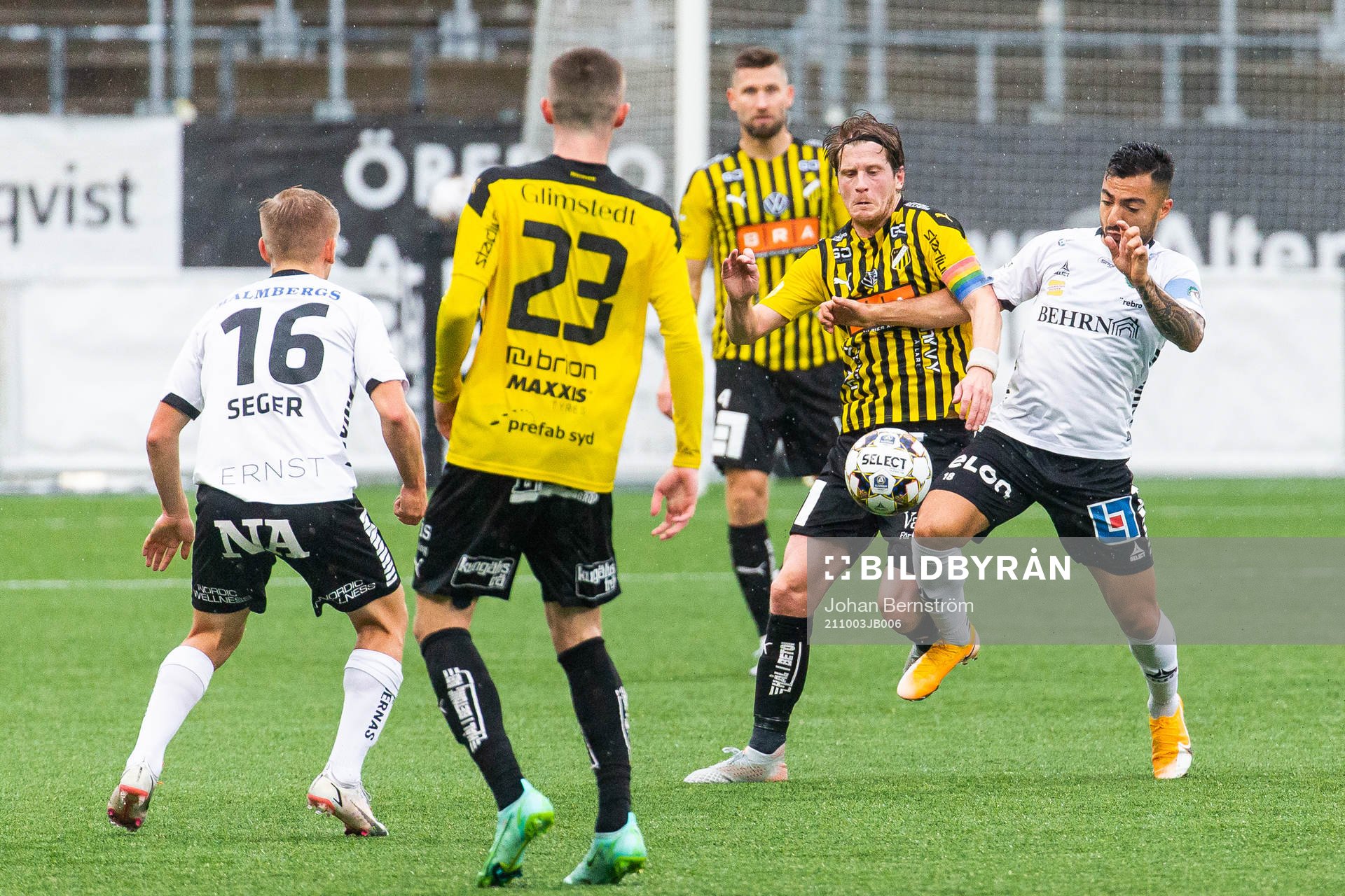 Häckens Erik Friberg och Örebros Jiloan Hamad
