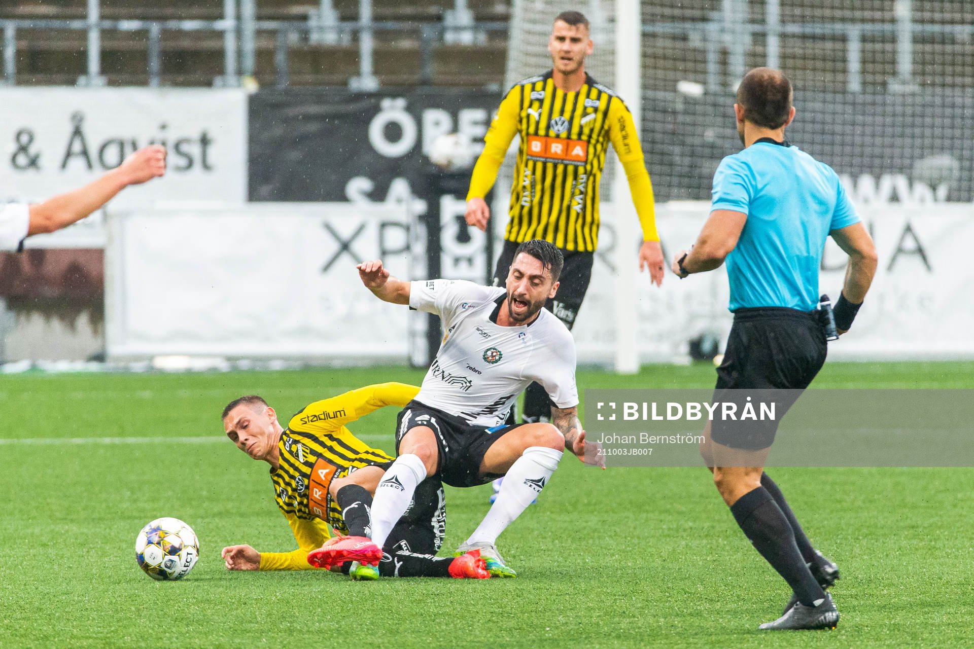 Häckens Tobias Carlsson och Örebros Nahir Besara