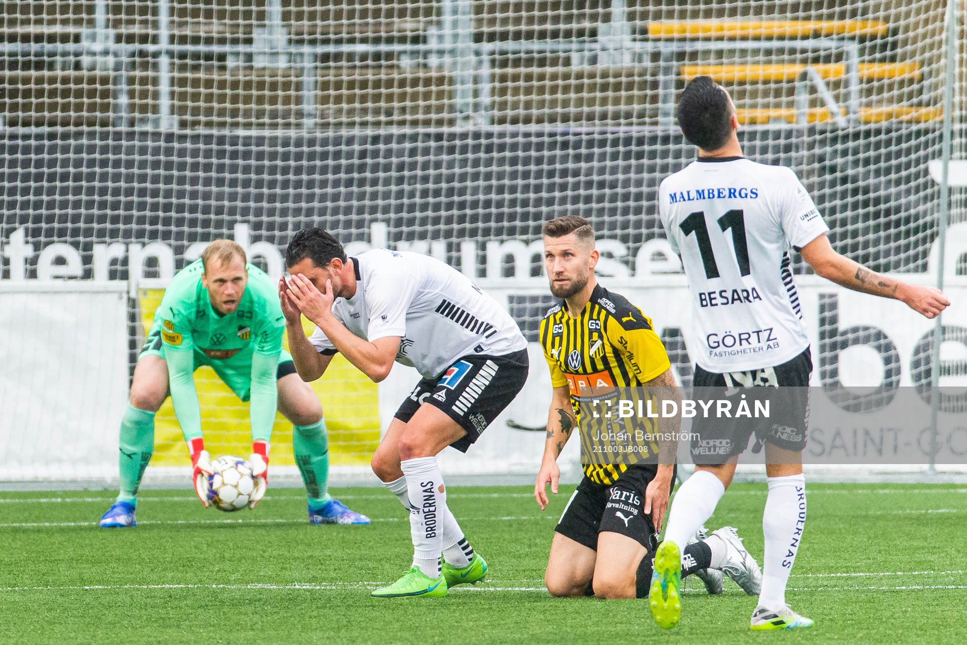 Örebros Agon Mehmeti och Häckens Joona Toivio deppar