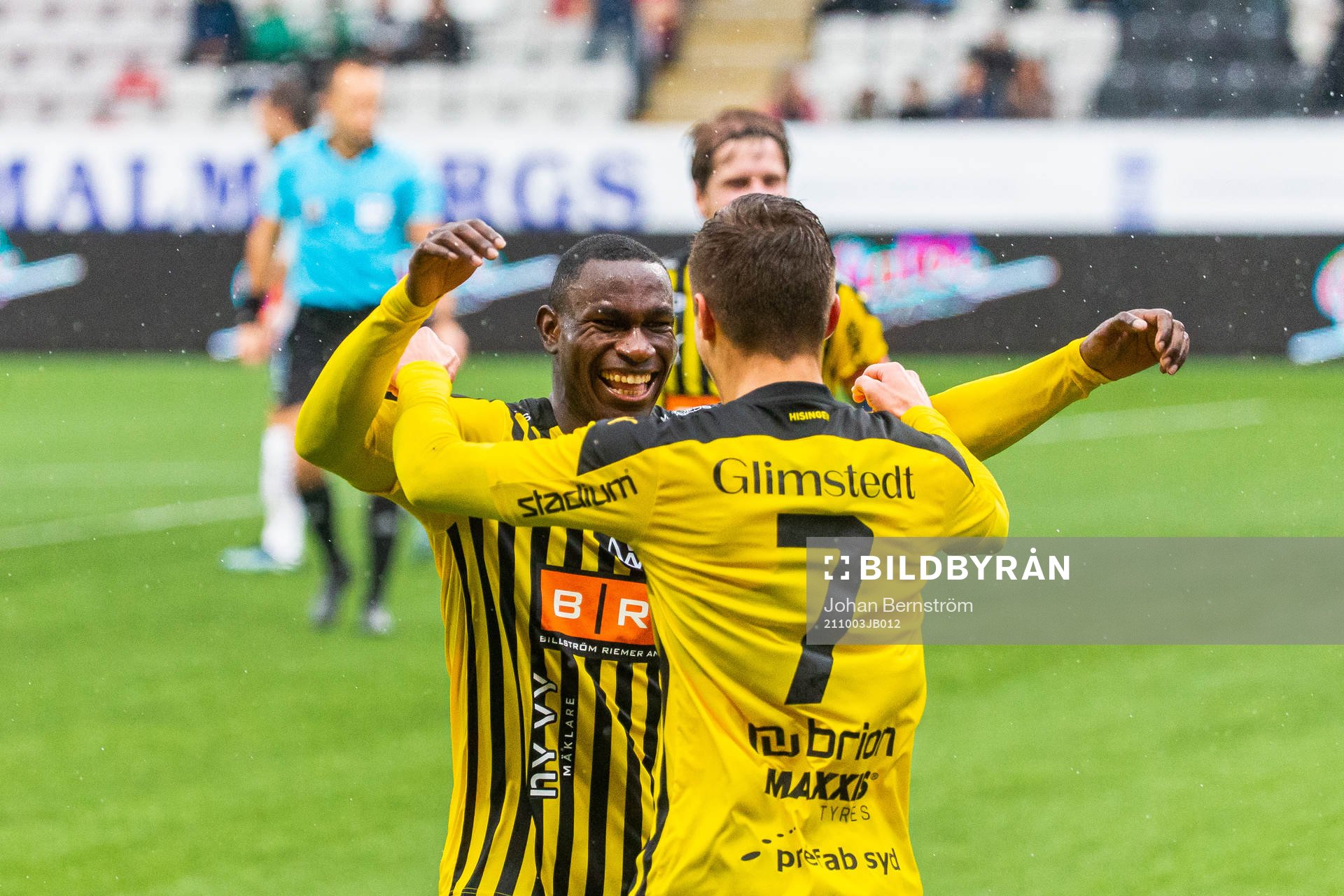 Häckens Godswill Ekpolo jublar med Leo Bengtsson som gjort