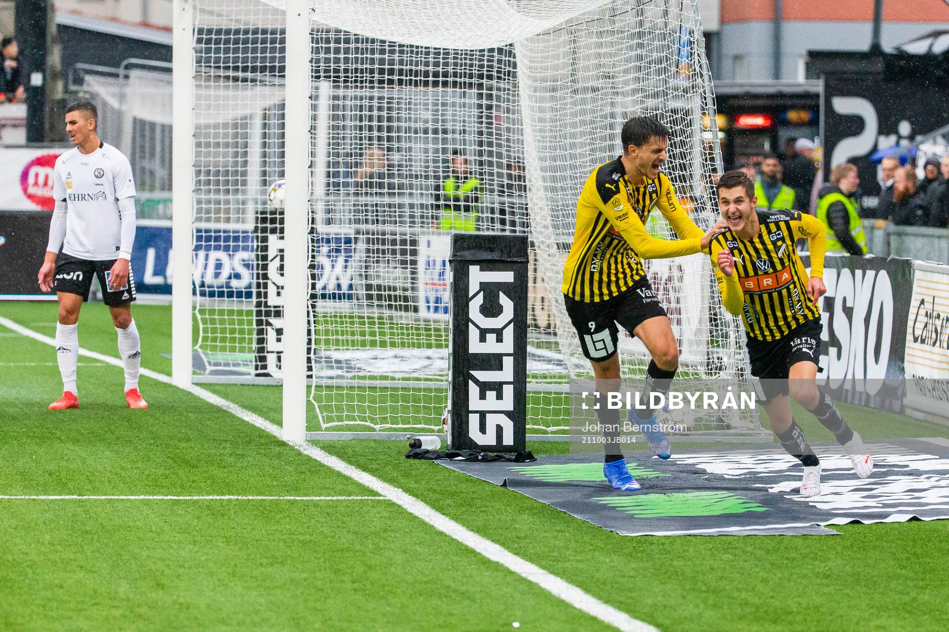 Häckens Alexander Jeremejeff jublar med Leo Bengtsson som