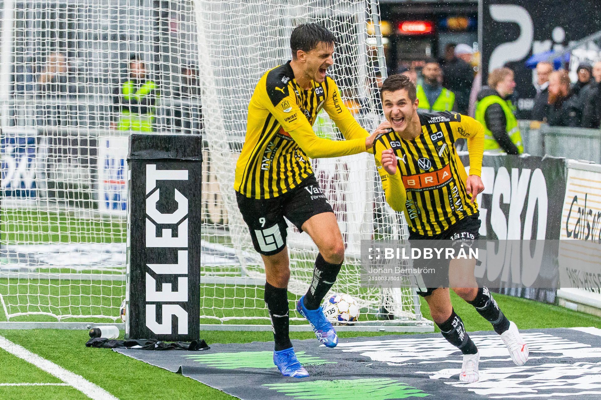 Häckens Alexander Jeremejeff jublar med Leo Bengtsson som