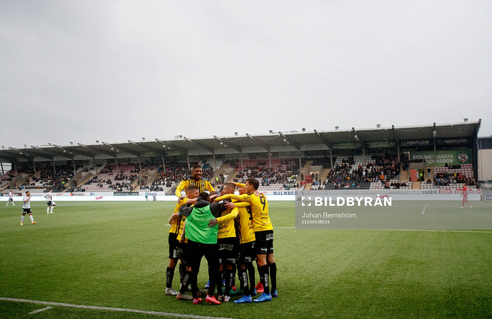 Jubel vid Häckens Leo Bengtsson 0-2 mål