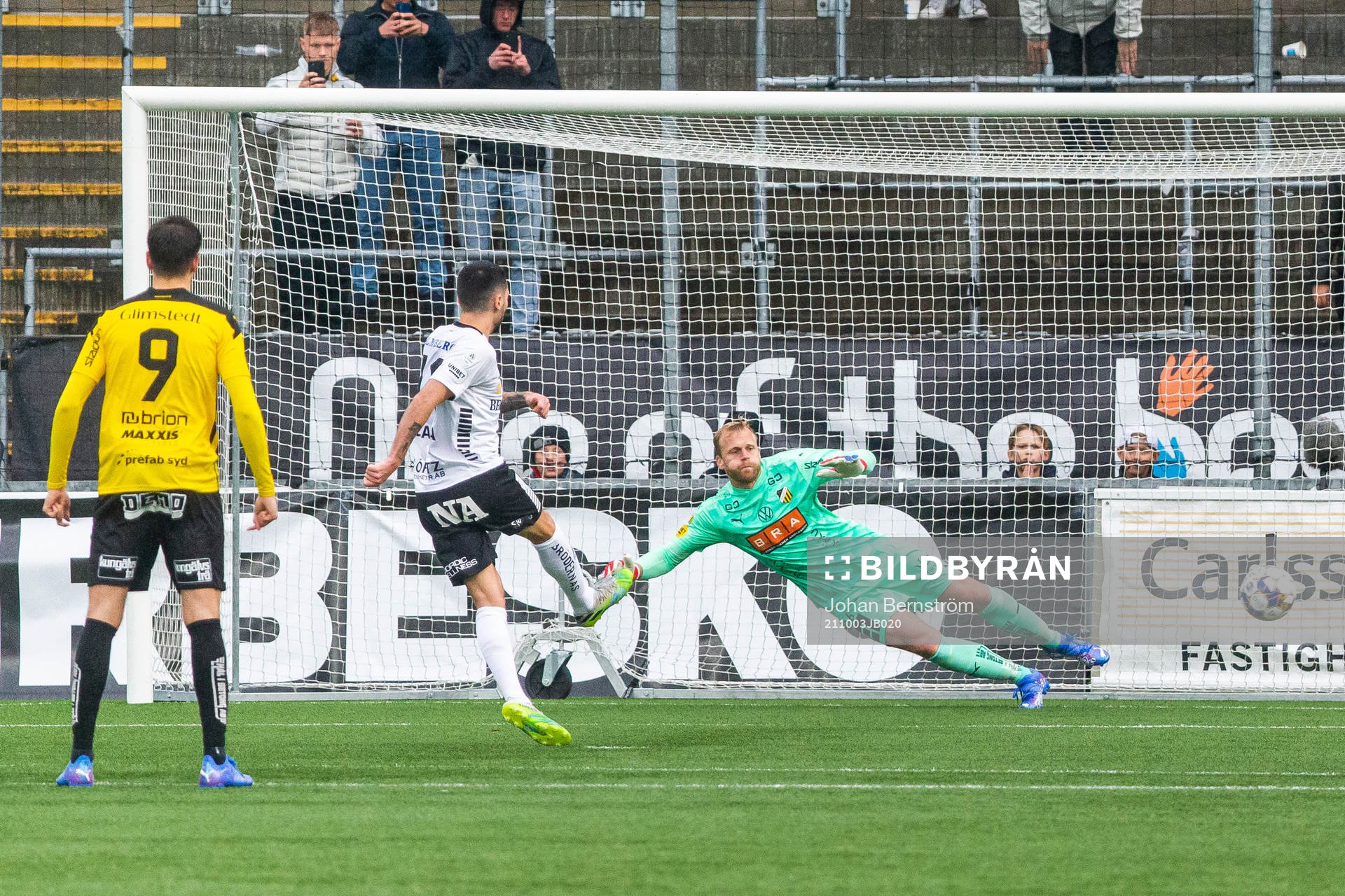 Örebros Nahir Besara gör 1-2 på straff bakom Häckens