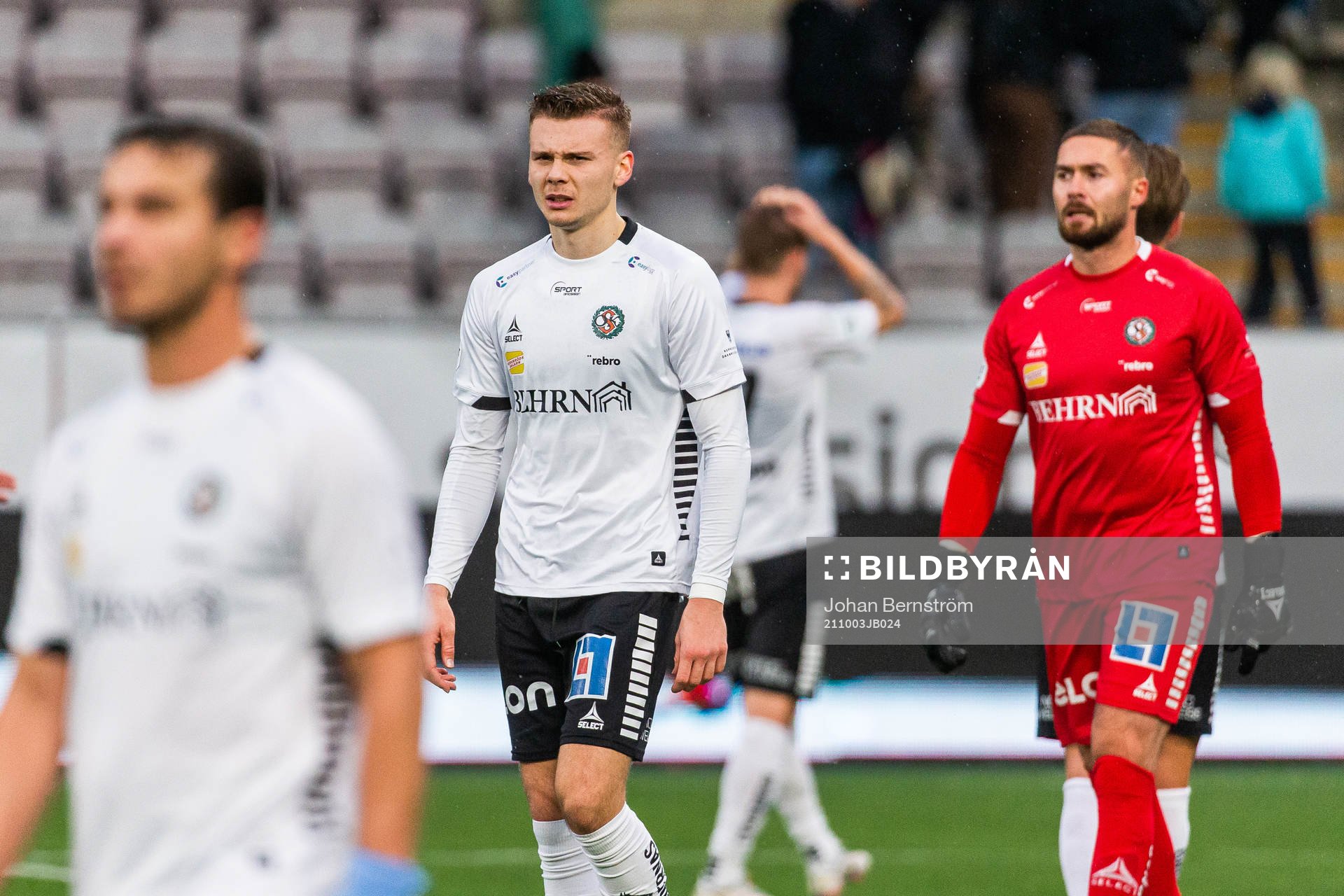 Örebros Jake Larsson och målvakt Mergim Krasniqi deppar